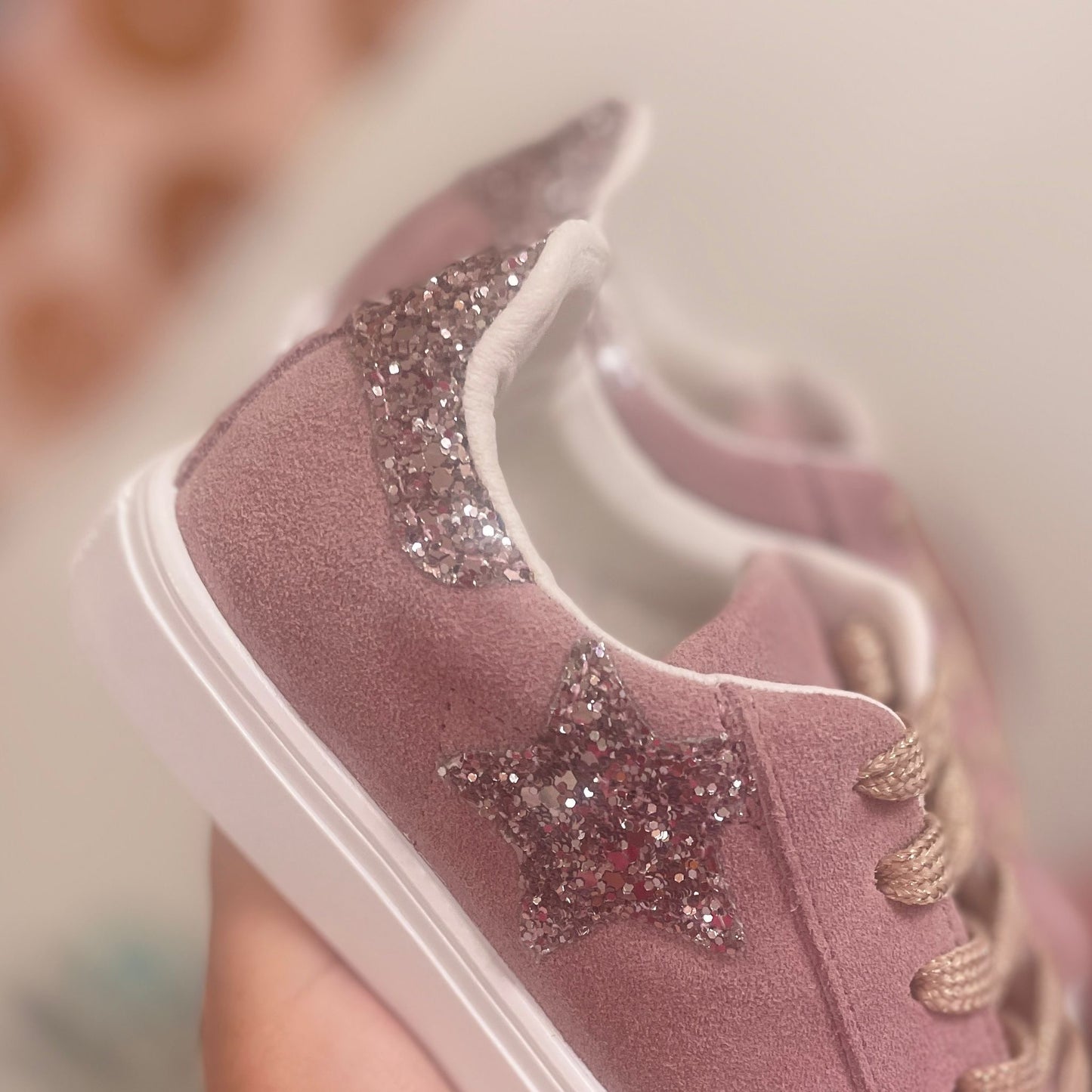 Sneakers rosa scamosciata con stella glitter