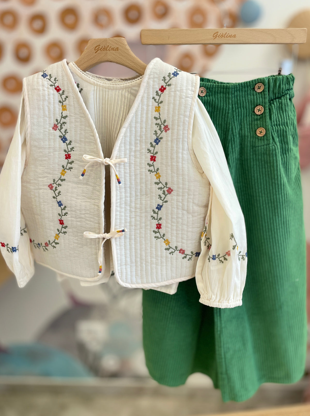 Gilet ricamato reversibile con blusa e pantalone in velluto a vita alta