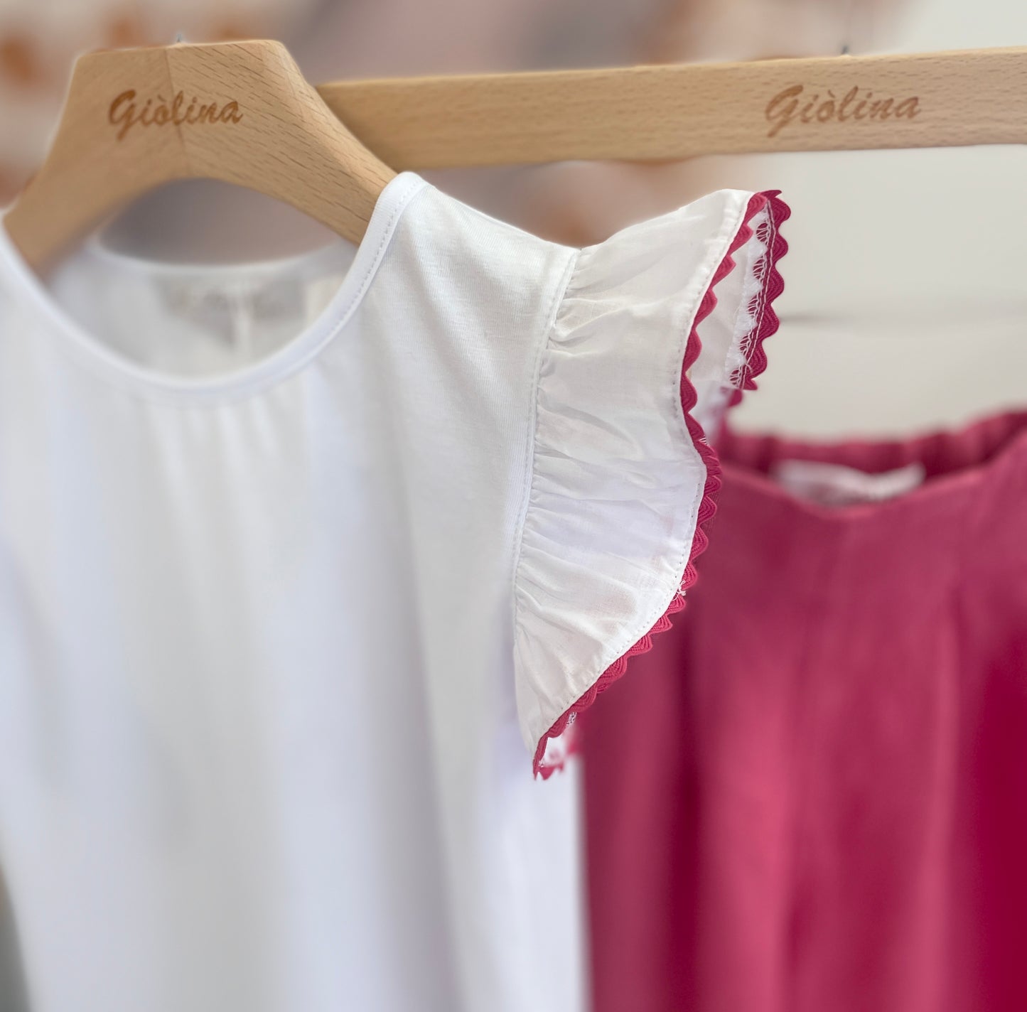Completo t-shirt con alette profilo fucsia e bermuda in lino