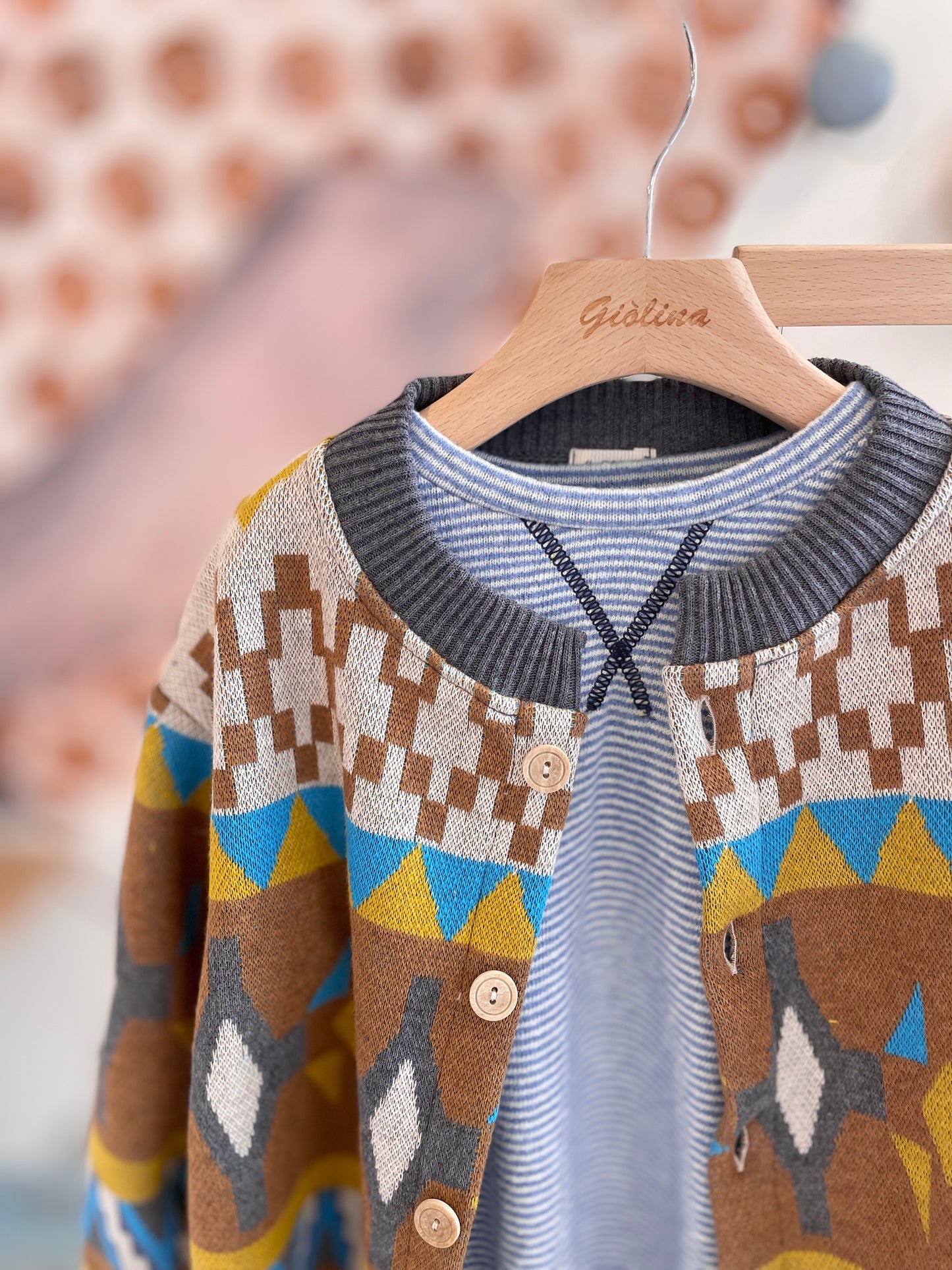 Cardigan con t-shirt rigata azzurra e pantalone beige