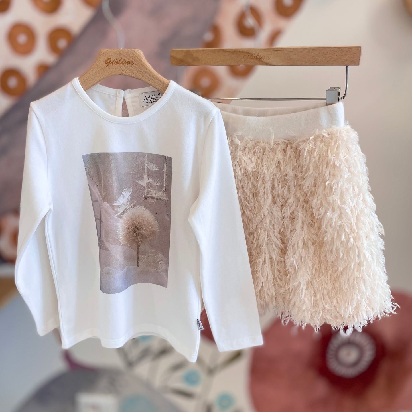 T-shirt soffioni con cardigan rouges e gonna piumette
