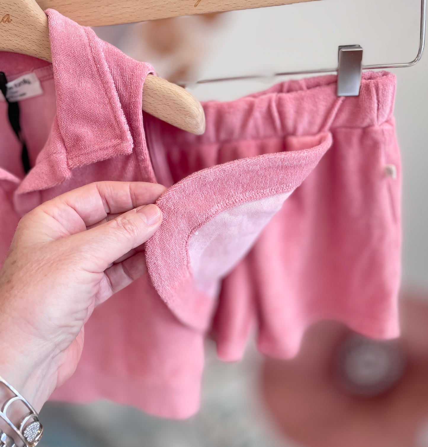 Completo in spugna gilet polo e shorts a gonnellina fragola
