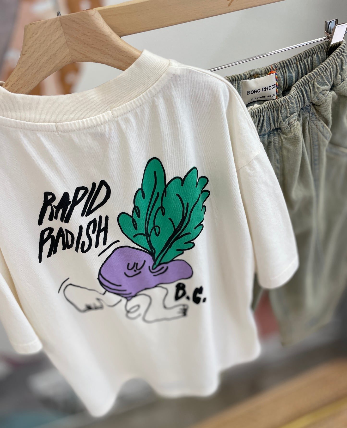 T-shirt oversize “rapid radish” con pantalone Denim salvia