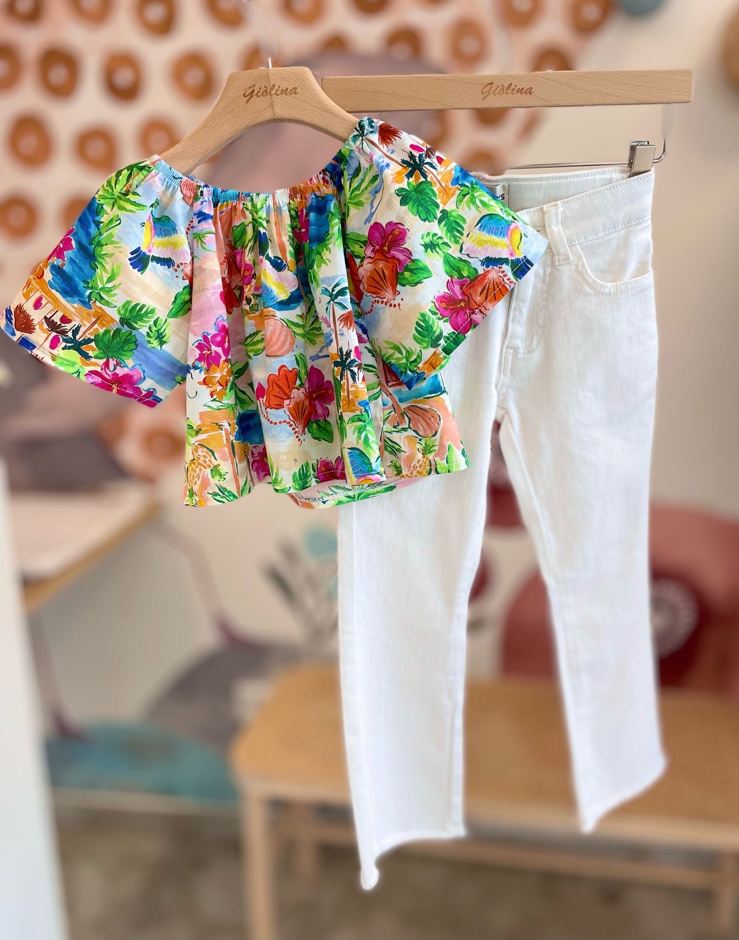 Crop top stampa hawaiana con Denim sfrangiato