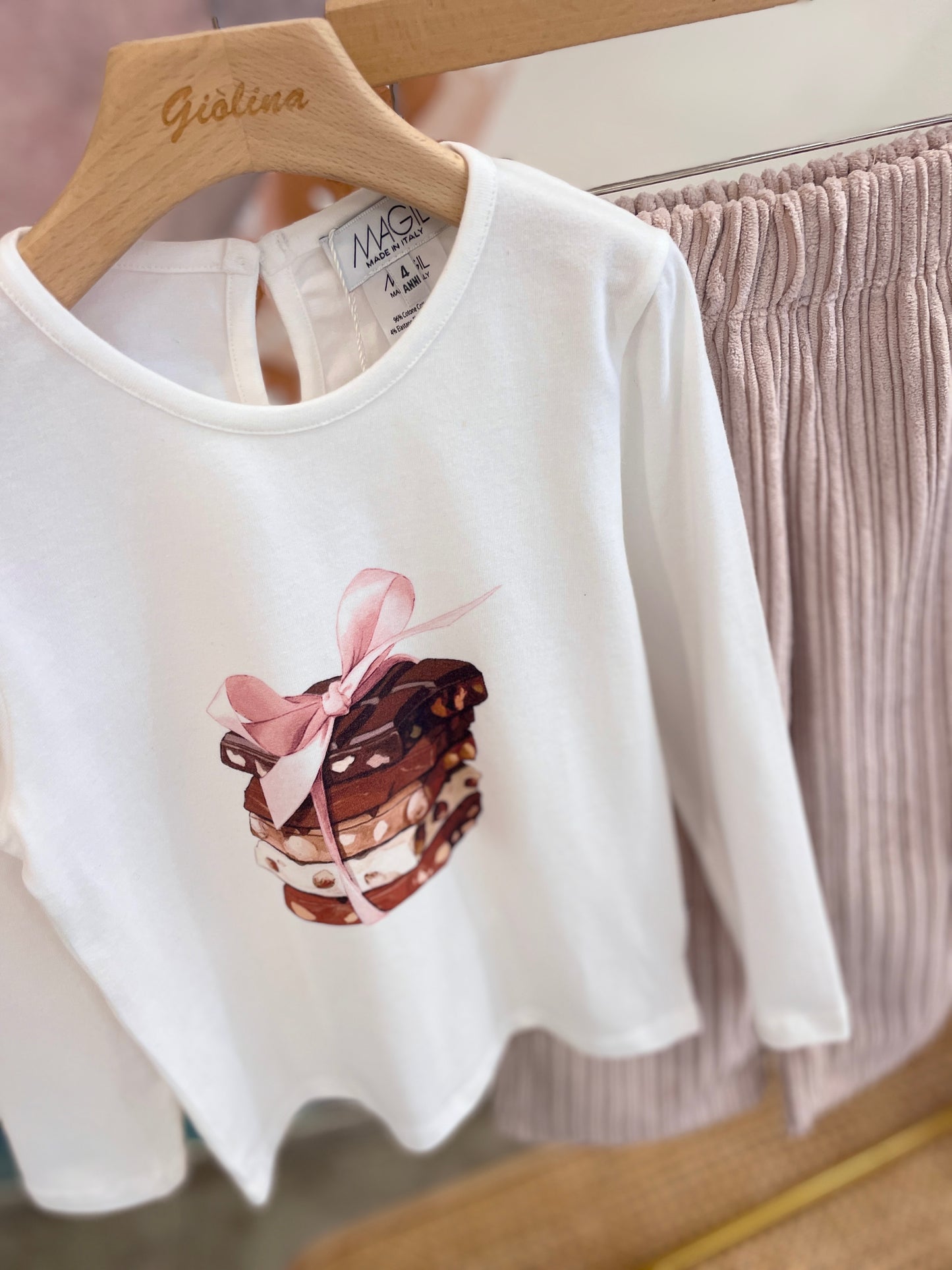 Pullover rosa con ricamo fiori /t-shirt cioccolato e pantalone velluto costa larga
