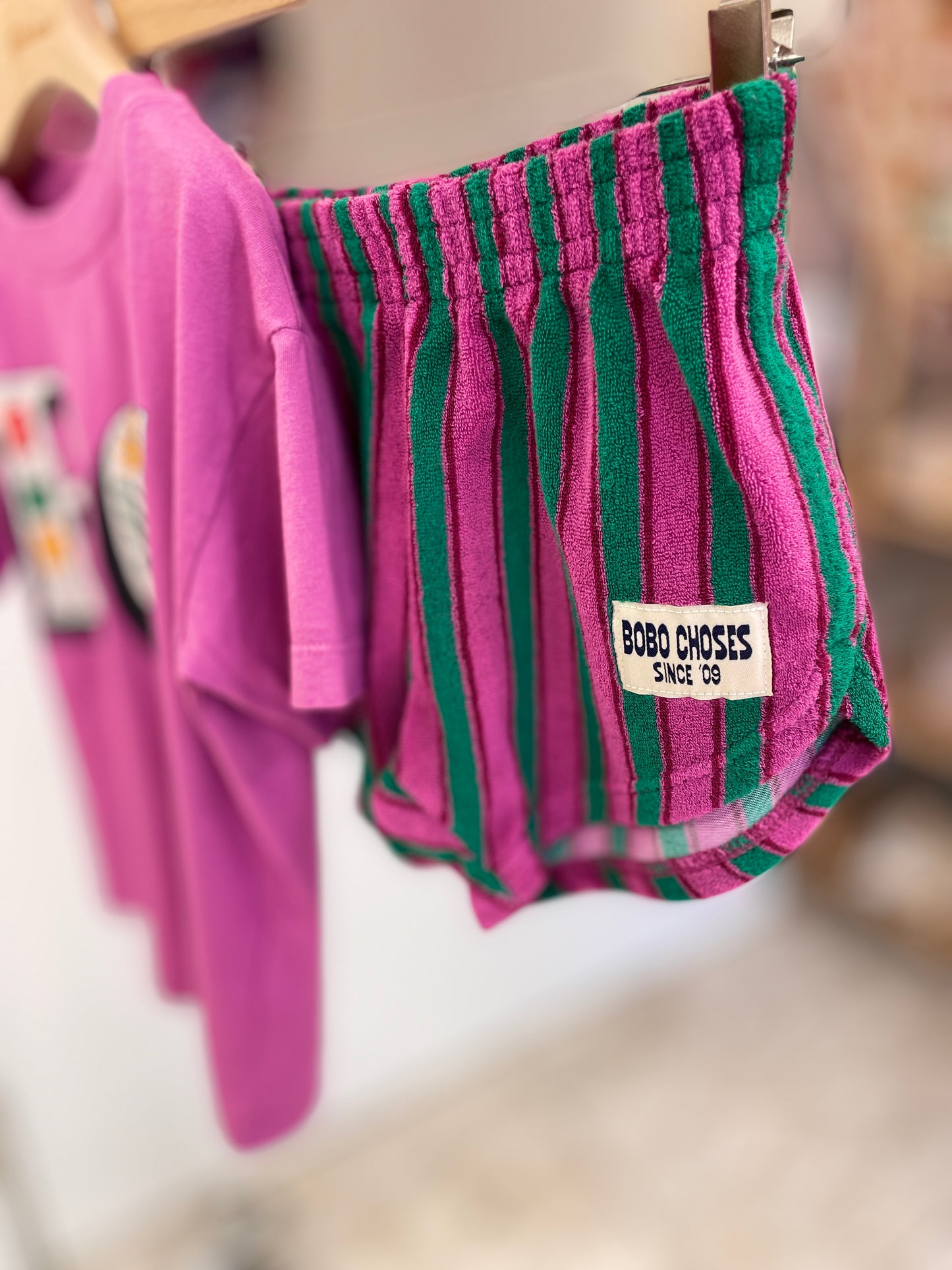 T-shirt logata “ B C “ fiori e bermuda rigato