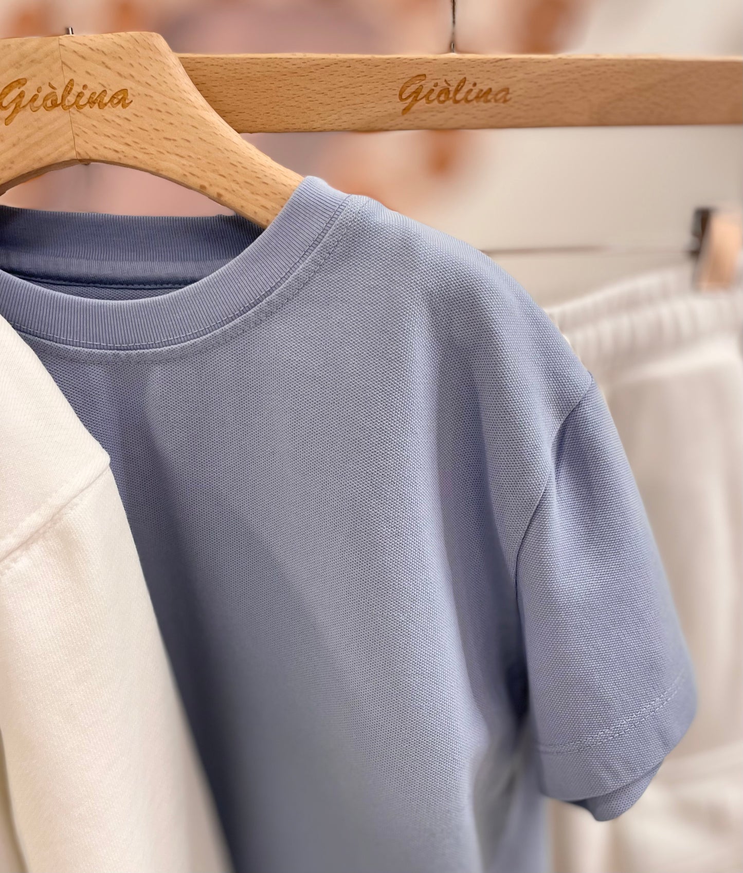 Felpa bianca con cappuccio e pantalone cargo con elastico
