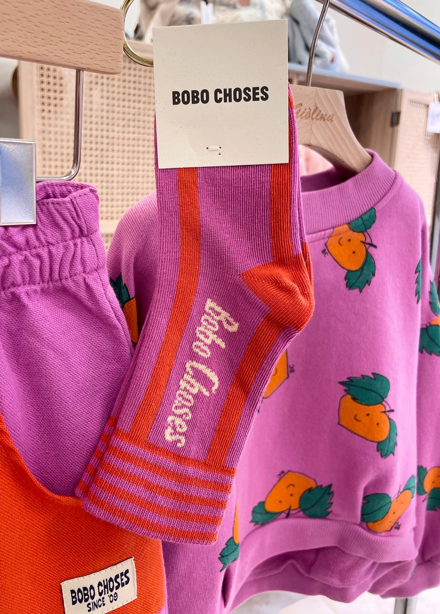 Felpa e top stampa albicocche, pantalone in cotone magenta e calza abbinata