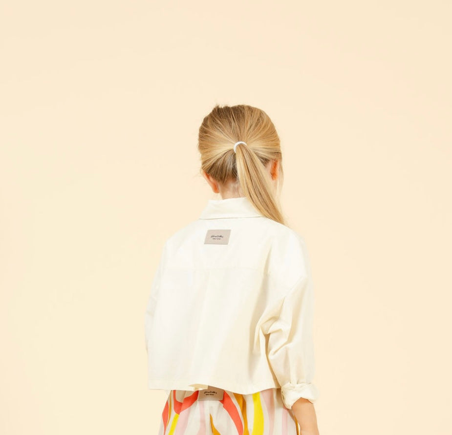 Camicia burro, gonna a ruota bianca, cintura fiore, pantagonna burro, top bianco con fiocco, giacca/camicia burro