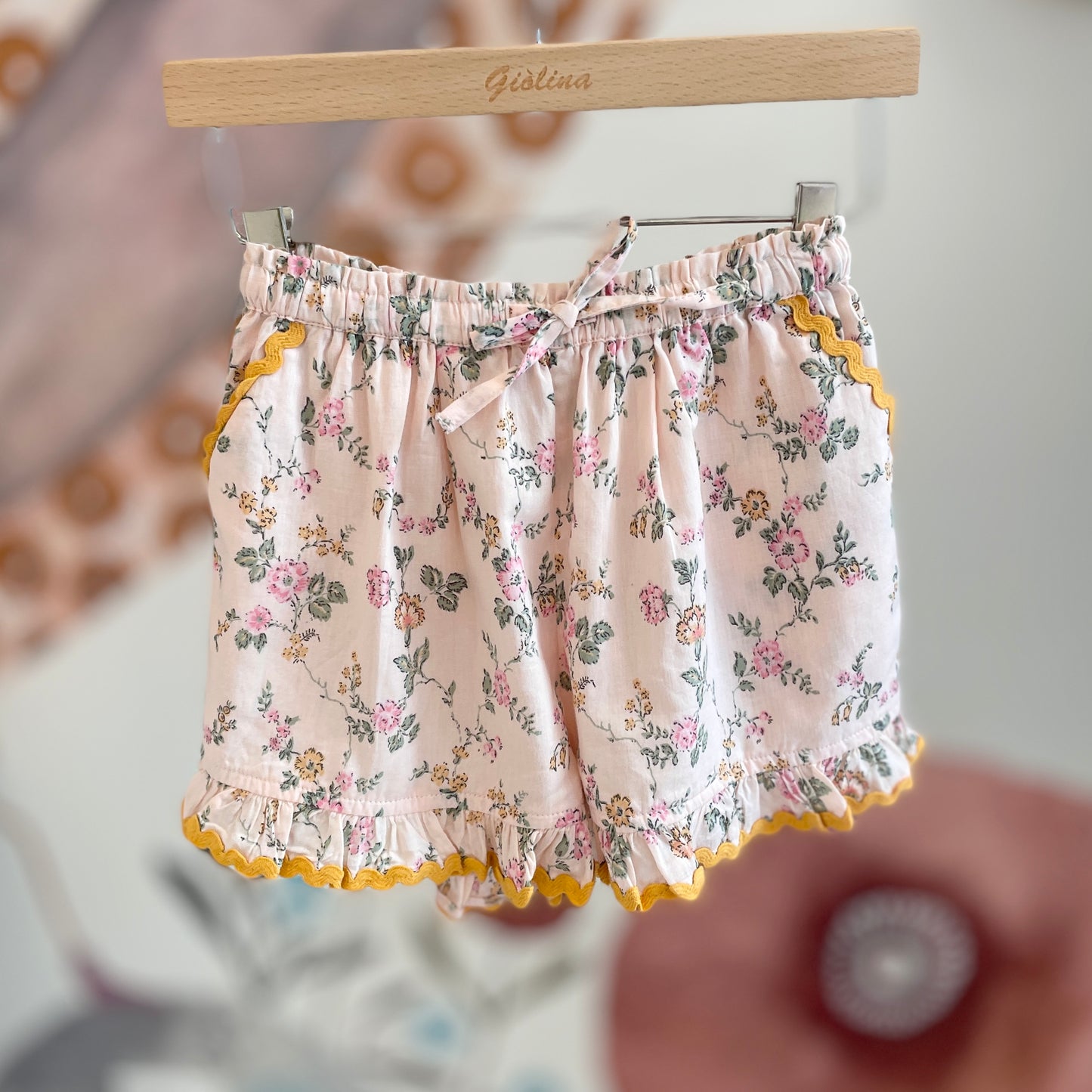 Blusa con manica a palloncino zafferano e shorts fantasia fiorata base rosa