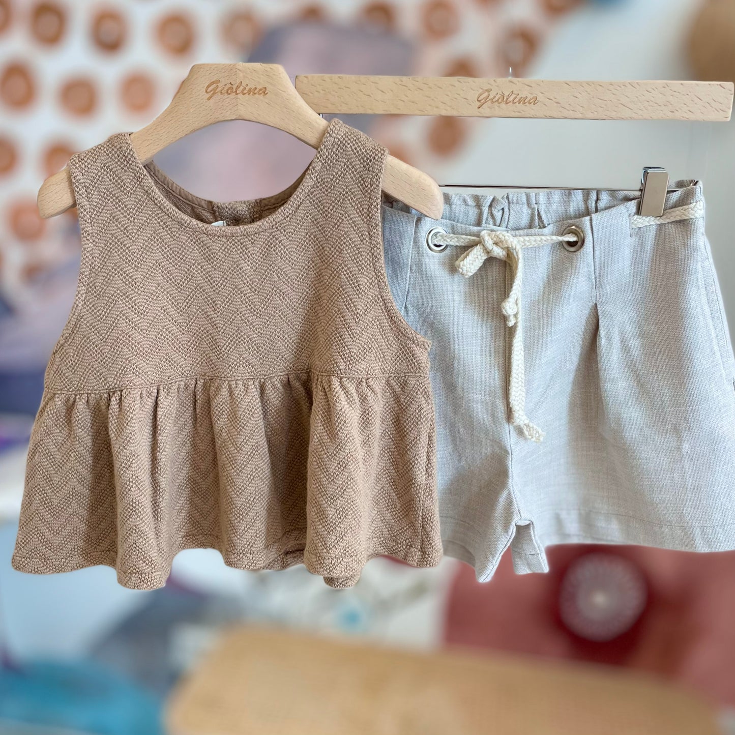 T-shirt con bermuda e cardigan smanicato