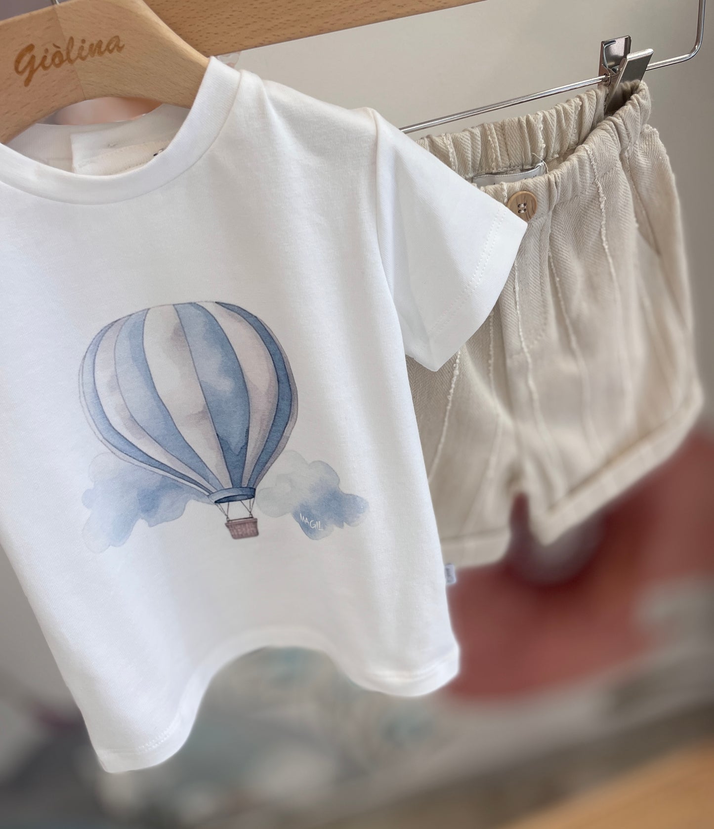 T-shirt mongolfiera con bermuda spigato