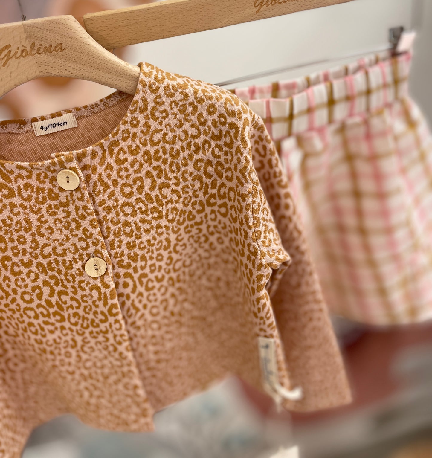 Cardigan maculato l, t-shirt bianca con collo ricamato e shorts check con volant