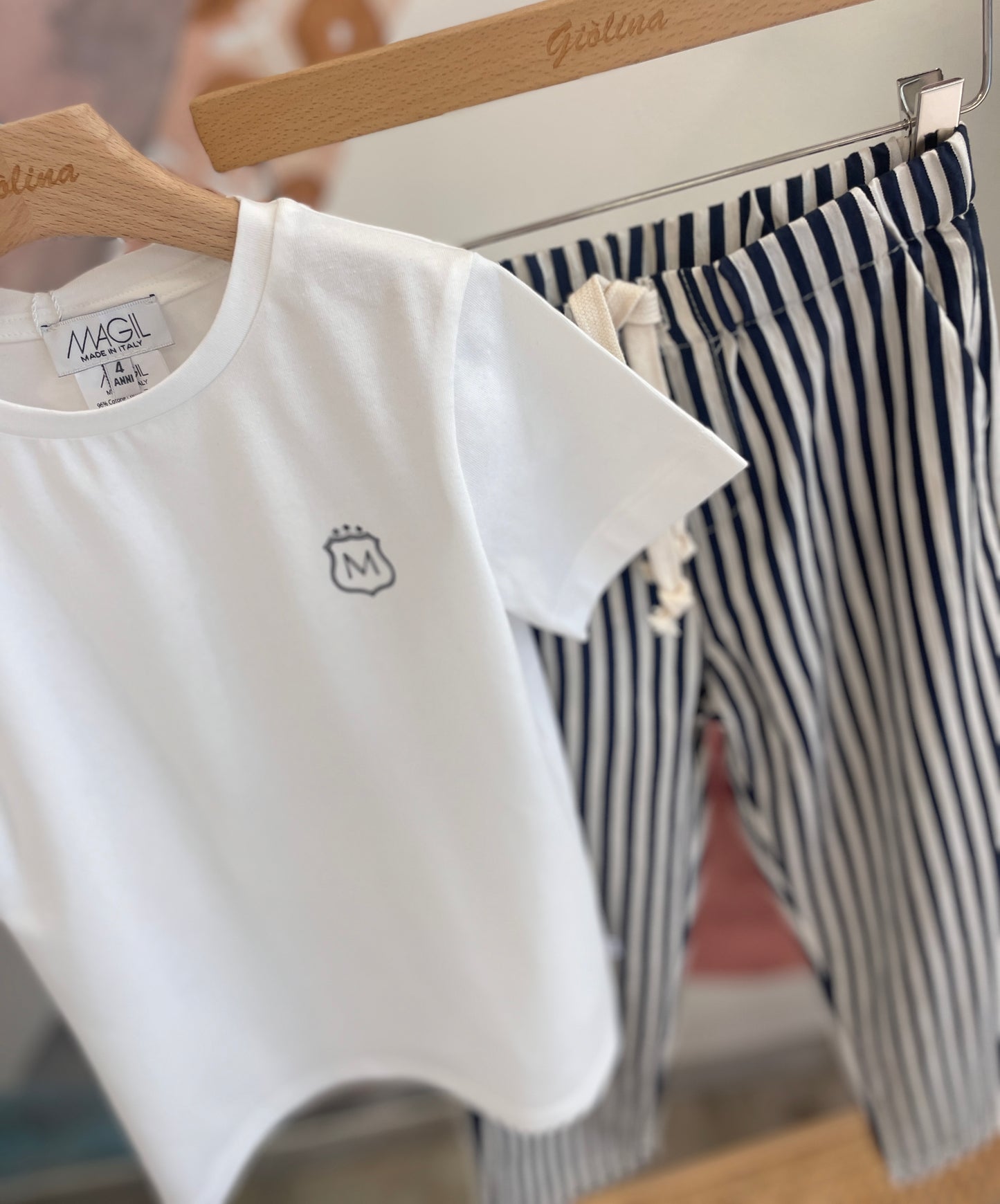 T-shirt logata blu con pantalone gessato blu