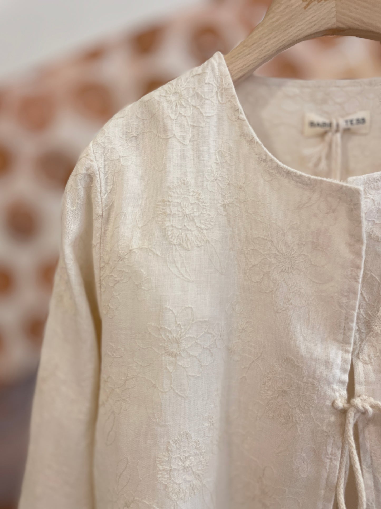 Camicia bon ton con kimono ricamato e pantalone sfrangiato