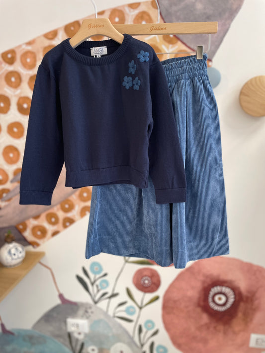 Pullover con ricamo fiori e pantalone over velluto