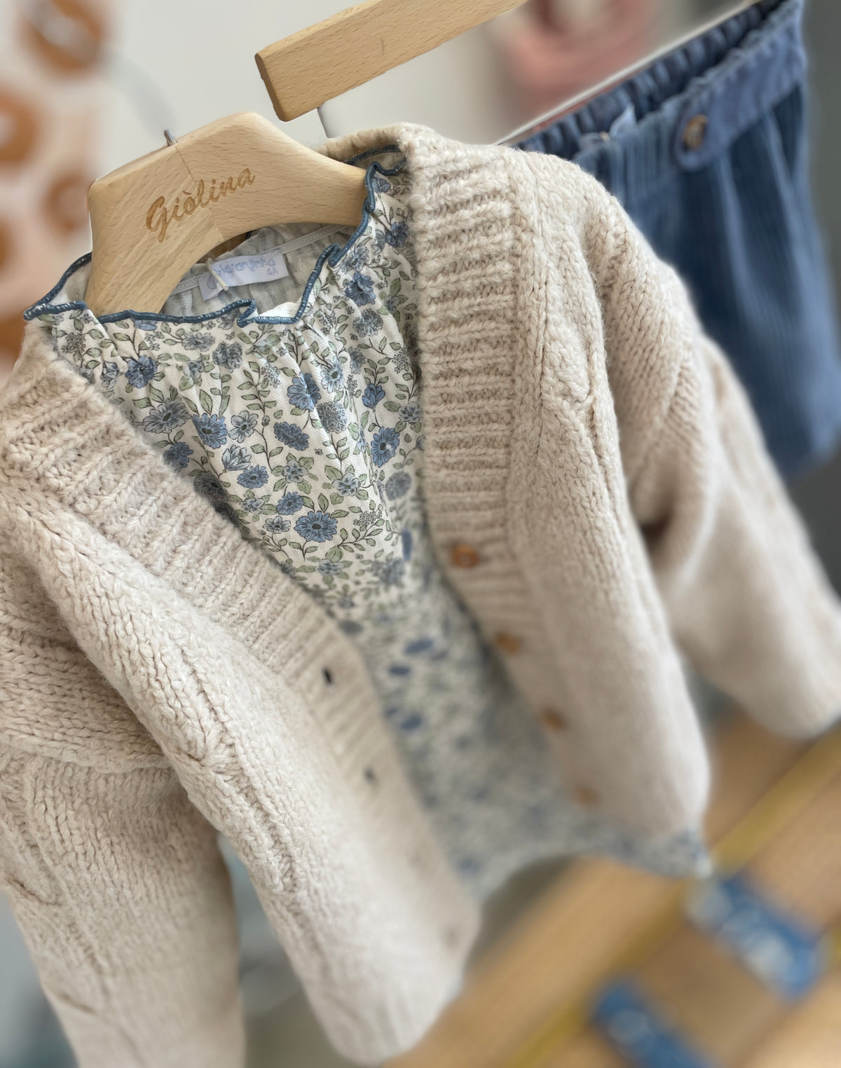 Cardigan con camicia a fiori e bermuda in velluto elasticizzato avio
