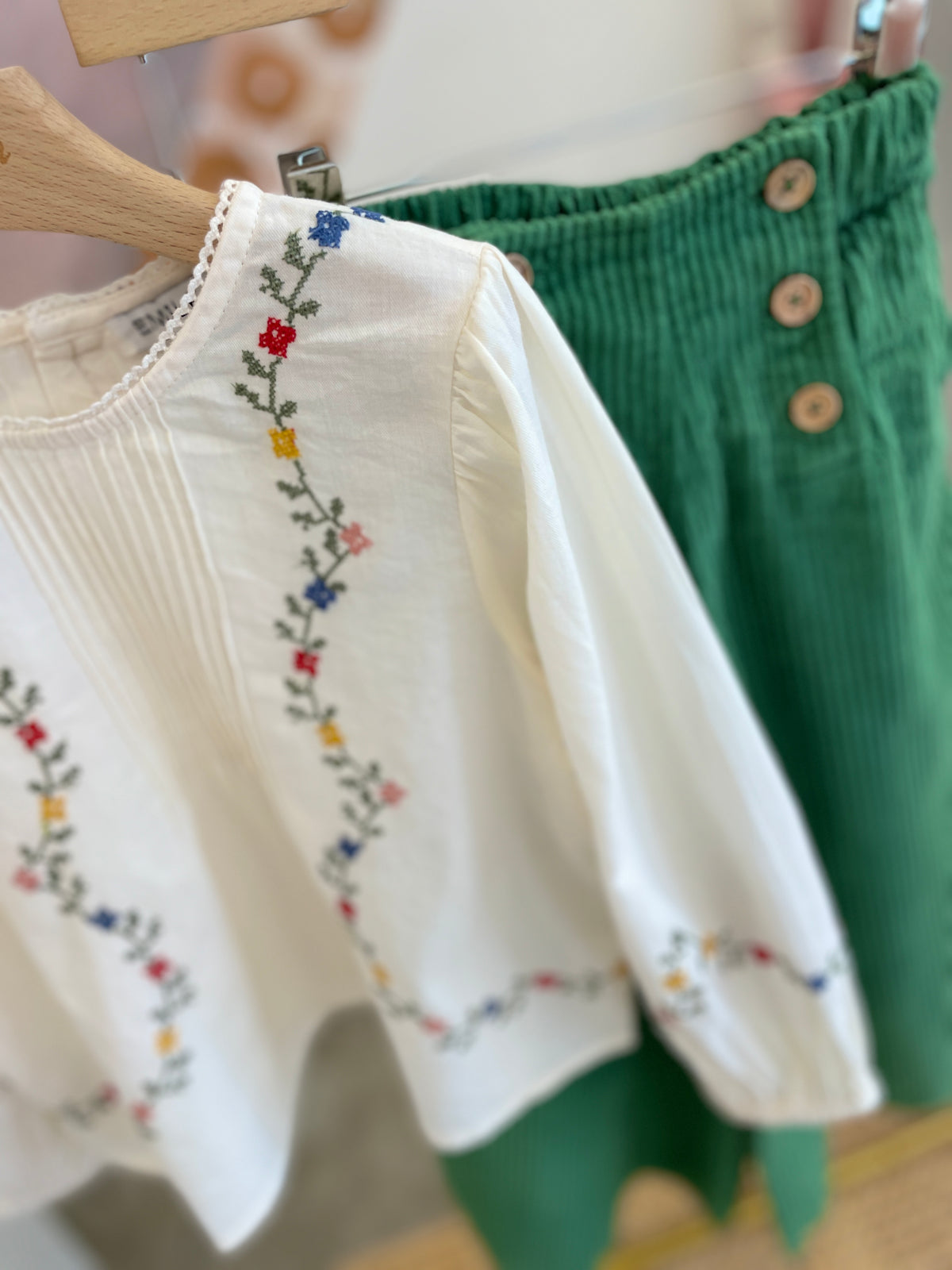 Gilet ricamato reversibile con blusa e pantalone in velluto a vita alta
