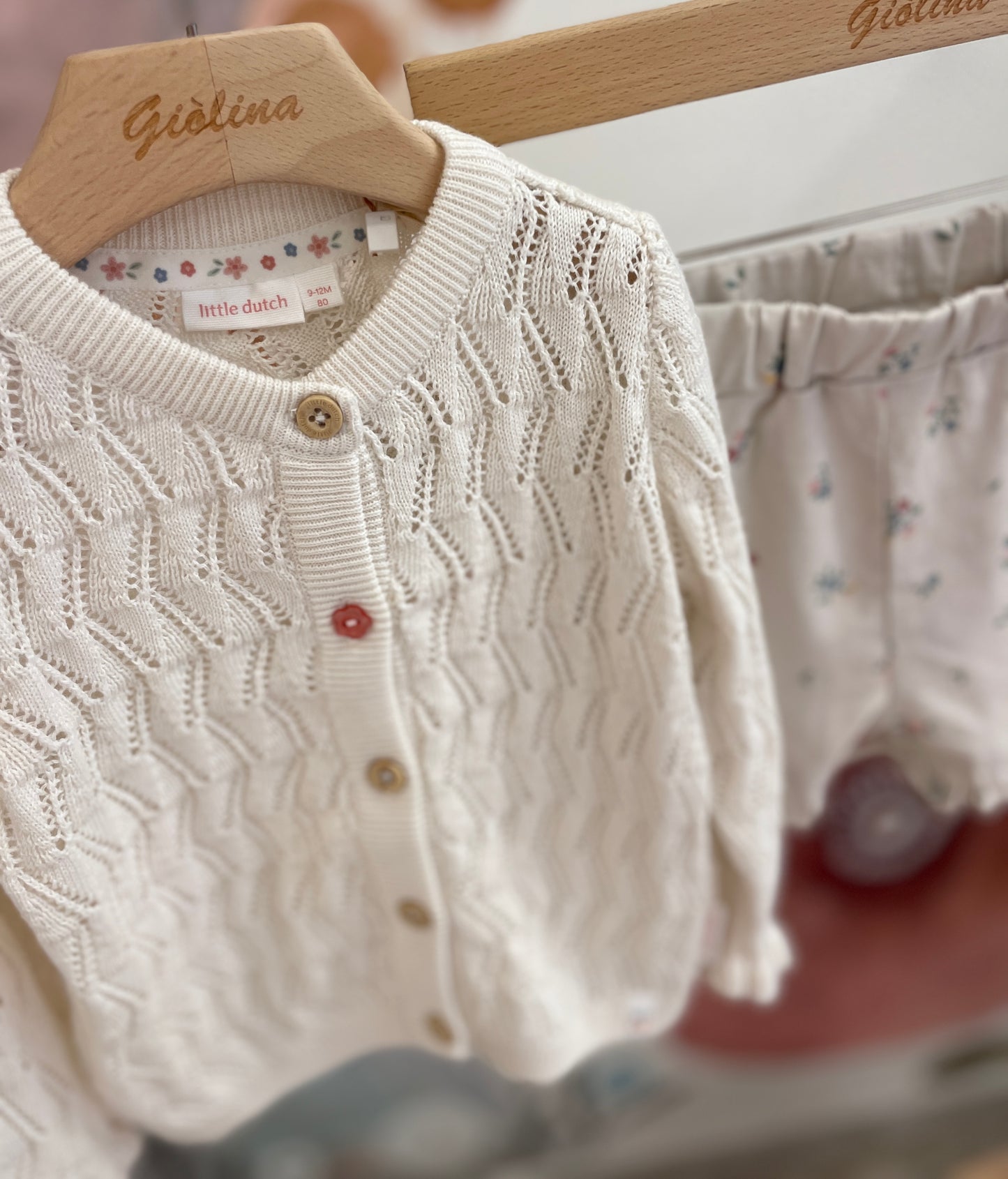 Completo camicia e short in cotone leggero abbinato a cardigan traforato color latte