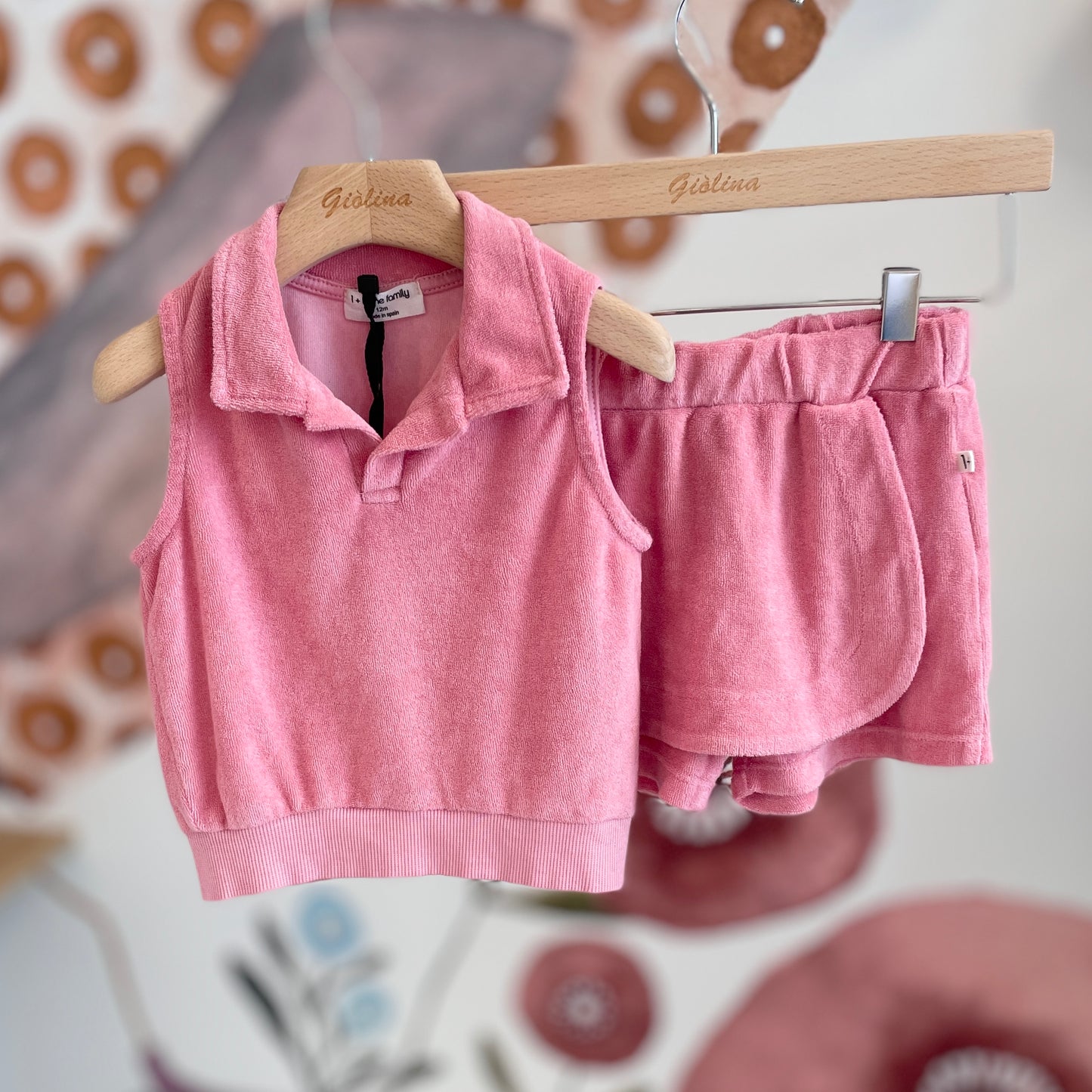 Completo in spugna gilet polo e shorts a gonnellina fragola