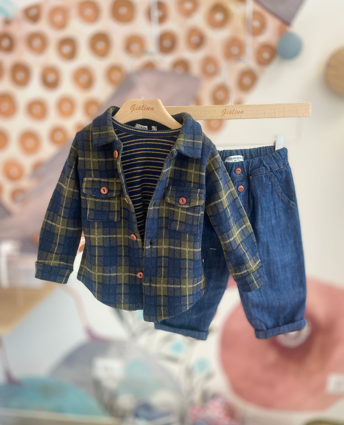 Camicia scozzese, t-shirt rigata e denim