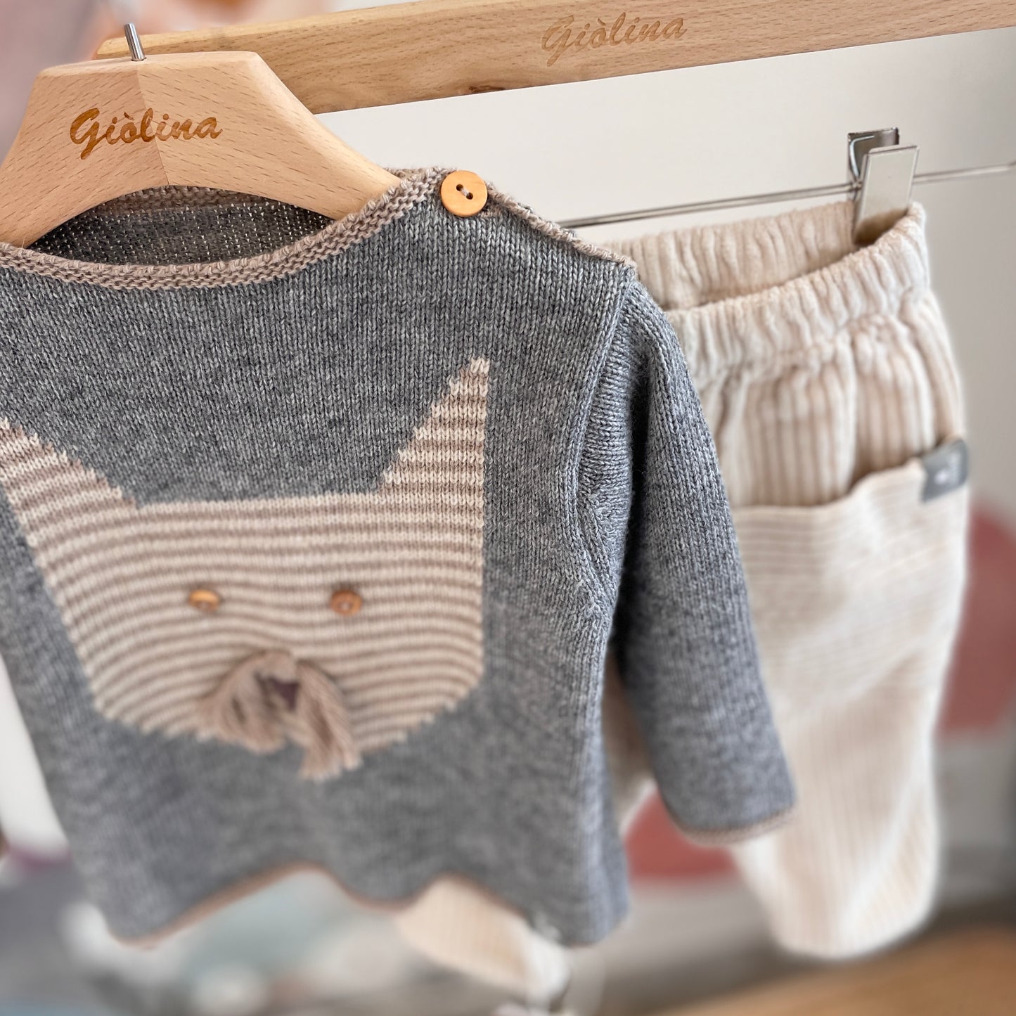 Maglia gattino con pantalone velluto costa larga