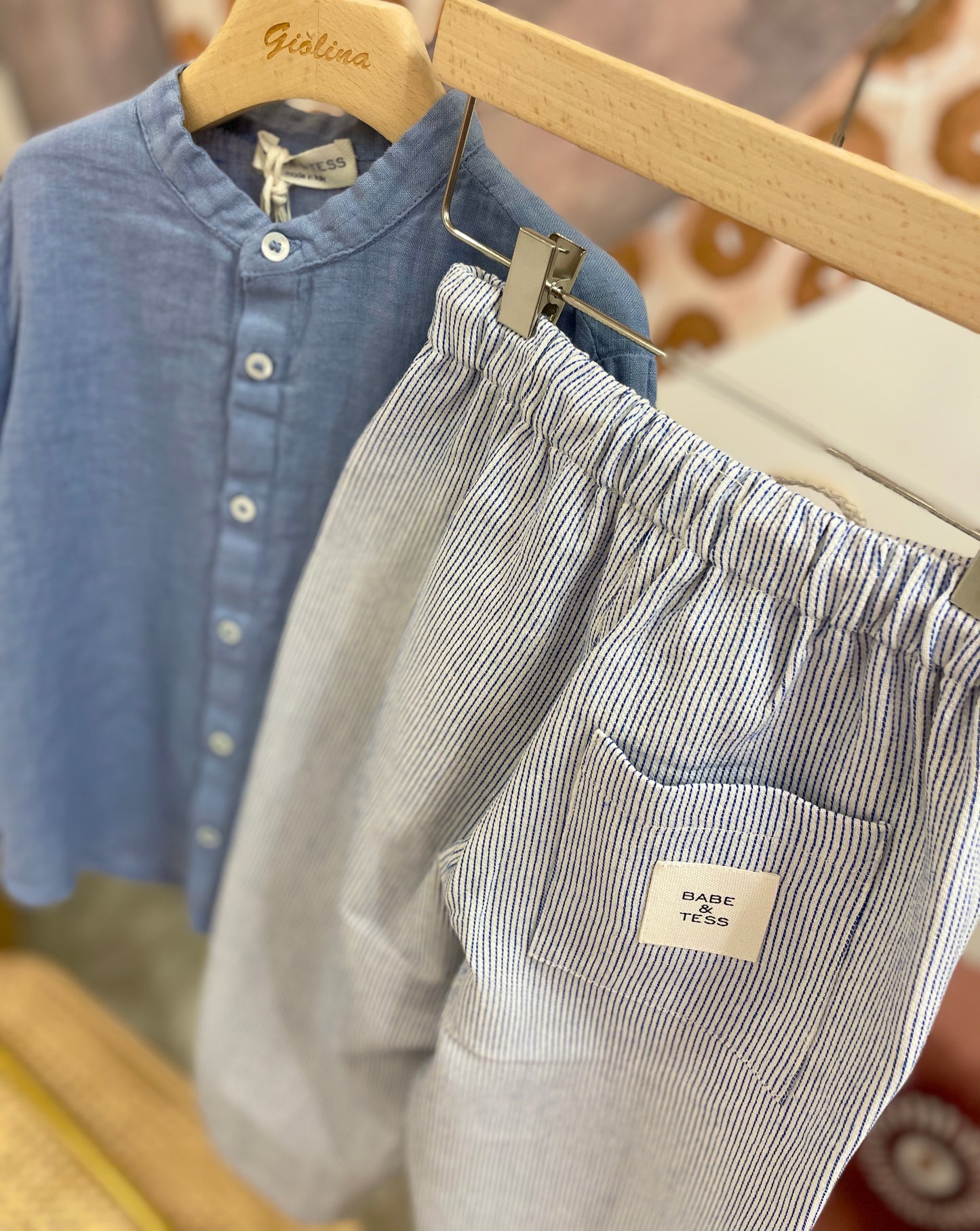 Camicia coreana in lino azzurro polvere e pantalone rigato latte e azzurro polvere