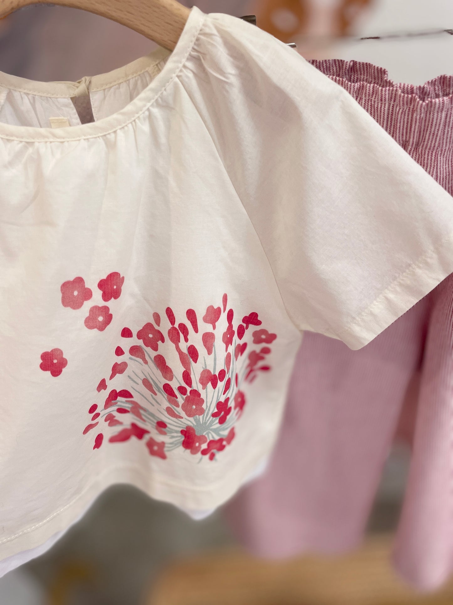 Camicia ecru con stampa geraneo e pantalone festonato alla caviglia