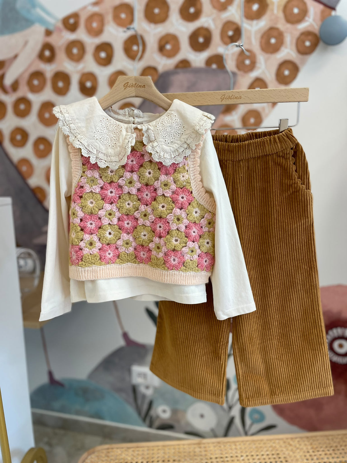 Gilet all’uncinetto con camicia e pantalone in velluto
