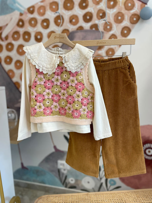 Gilet all’uncinetto con camicia e pantalone in velluto