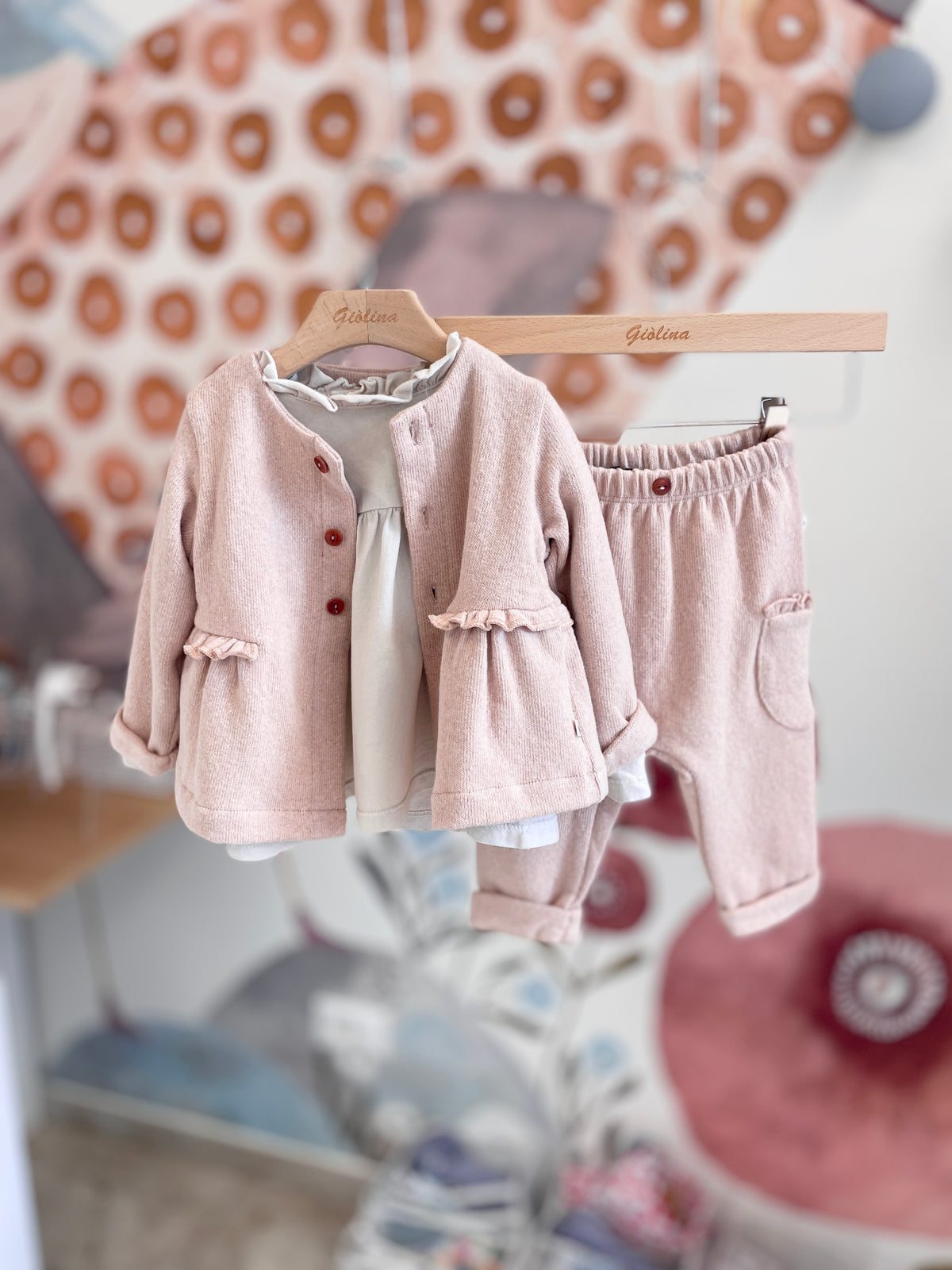 Cardigan rosa con pantalone in cotone caldo e camicetta panna