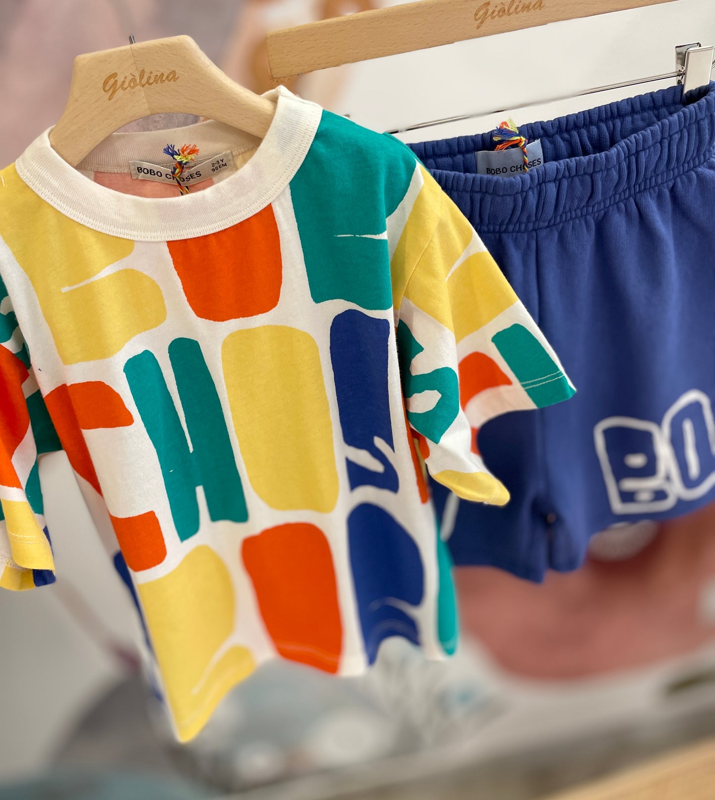T-shirt logata con bermuda bluette