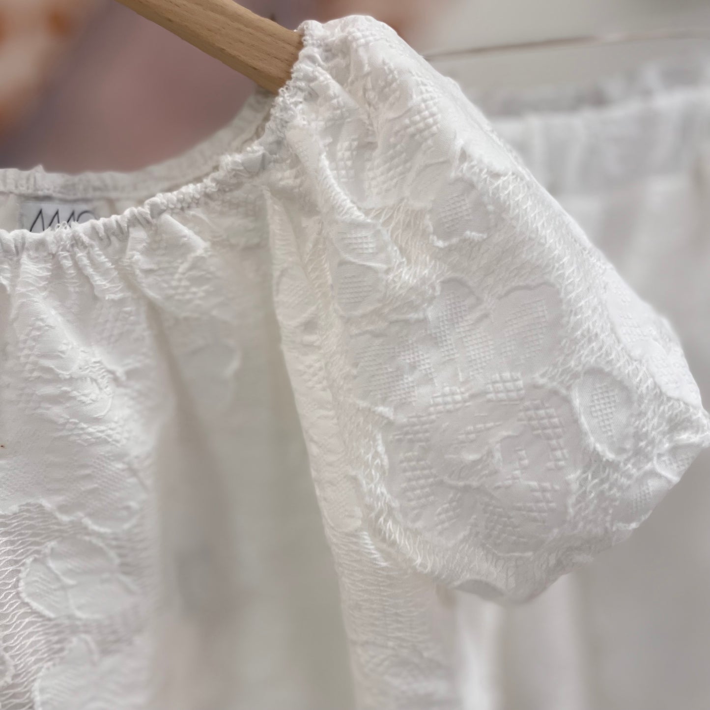 Completo crop top e pantalone decorato con fiori bianchi