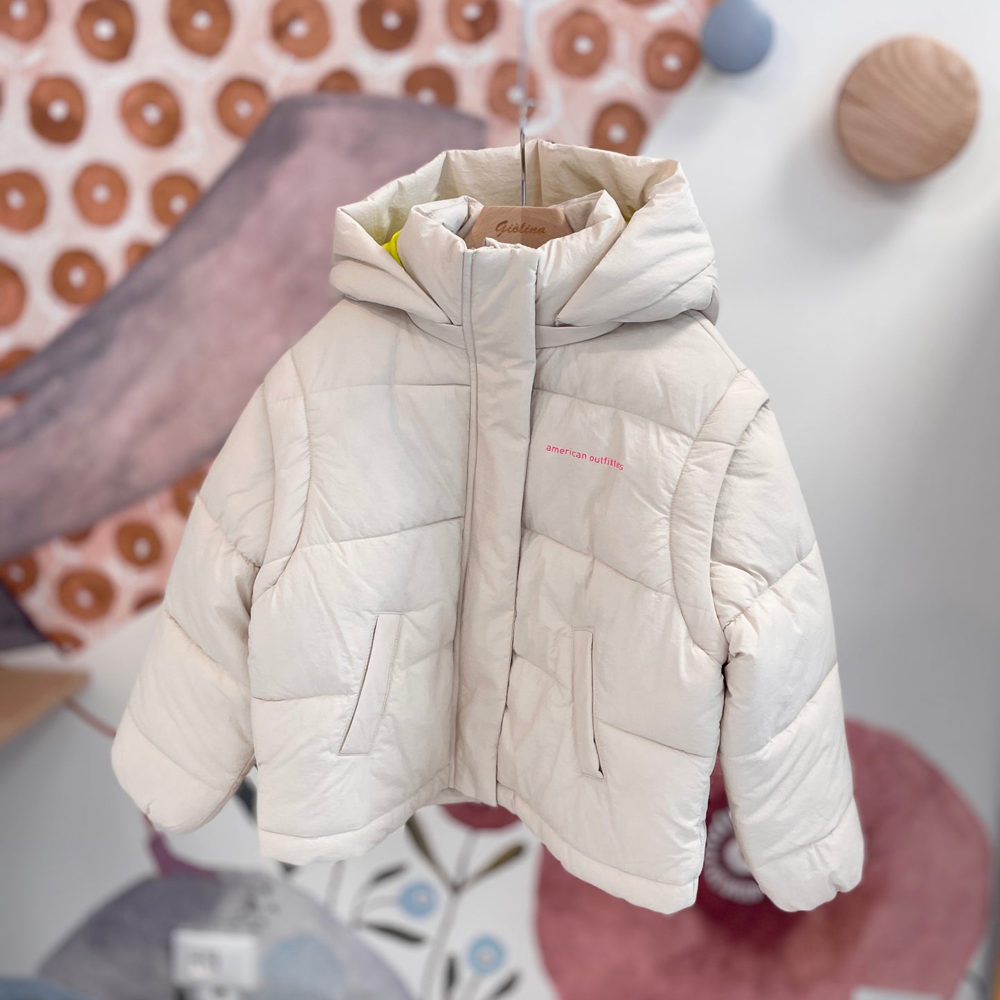 Maglia pelosa con pantalone naturale e giacca