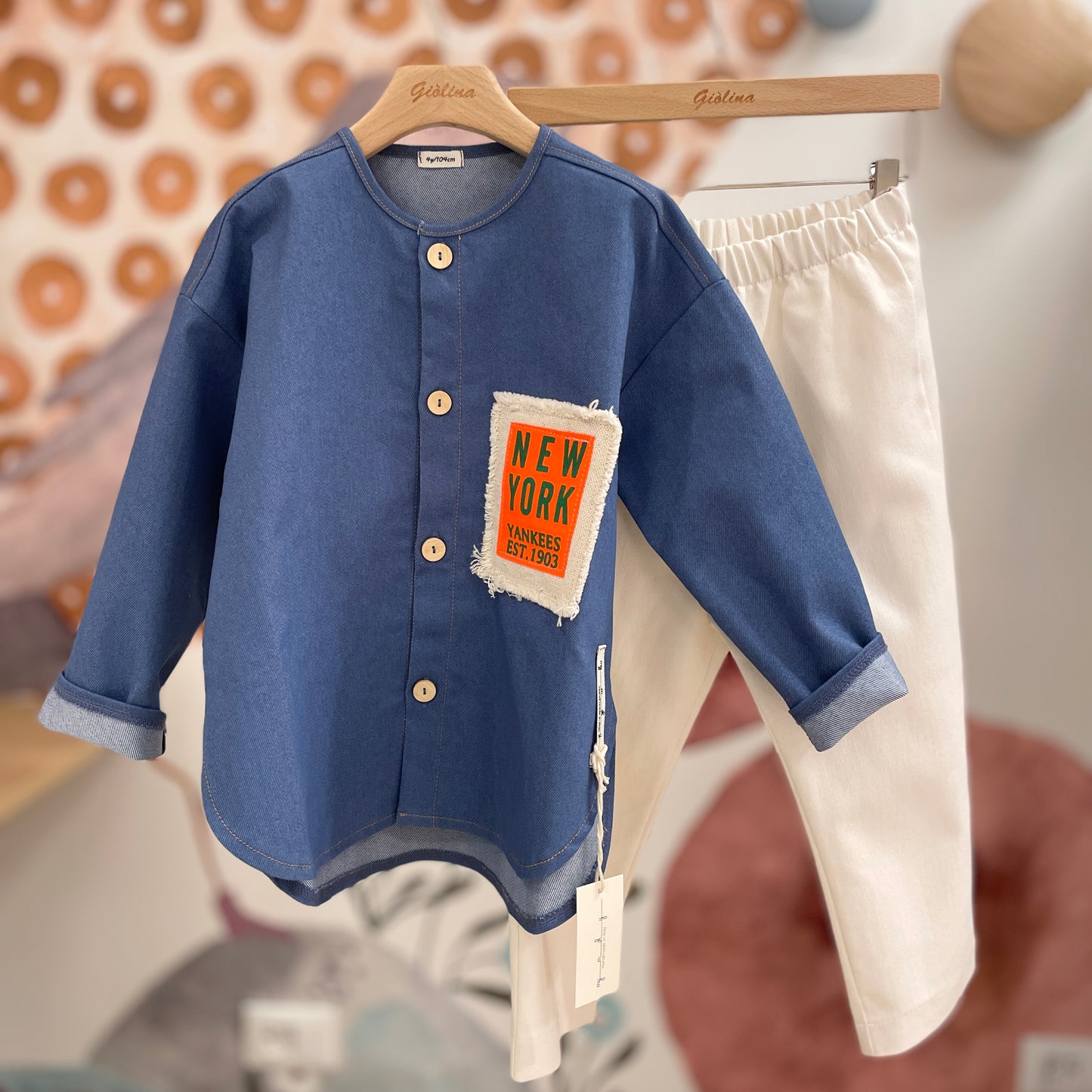 Giacca a camicia Denim con inserto fluo , T-shirt mattone e pantalone nataurale