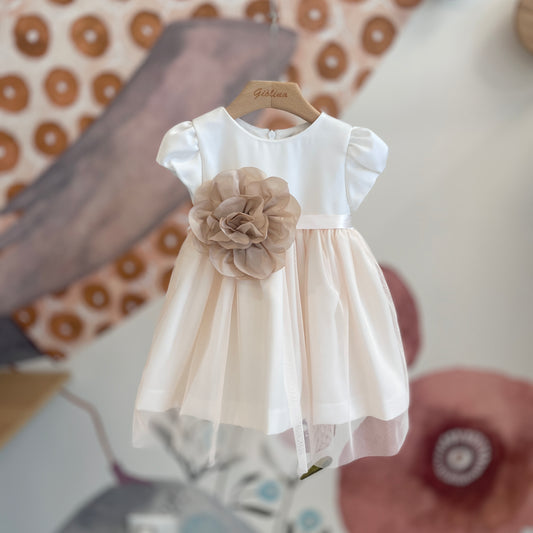 Abito in raso con gonna in tulle e cintura con fiore in taffatà baby