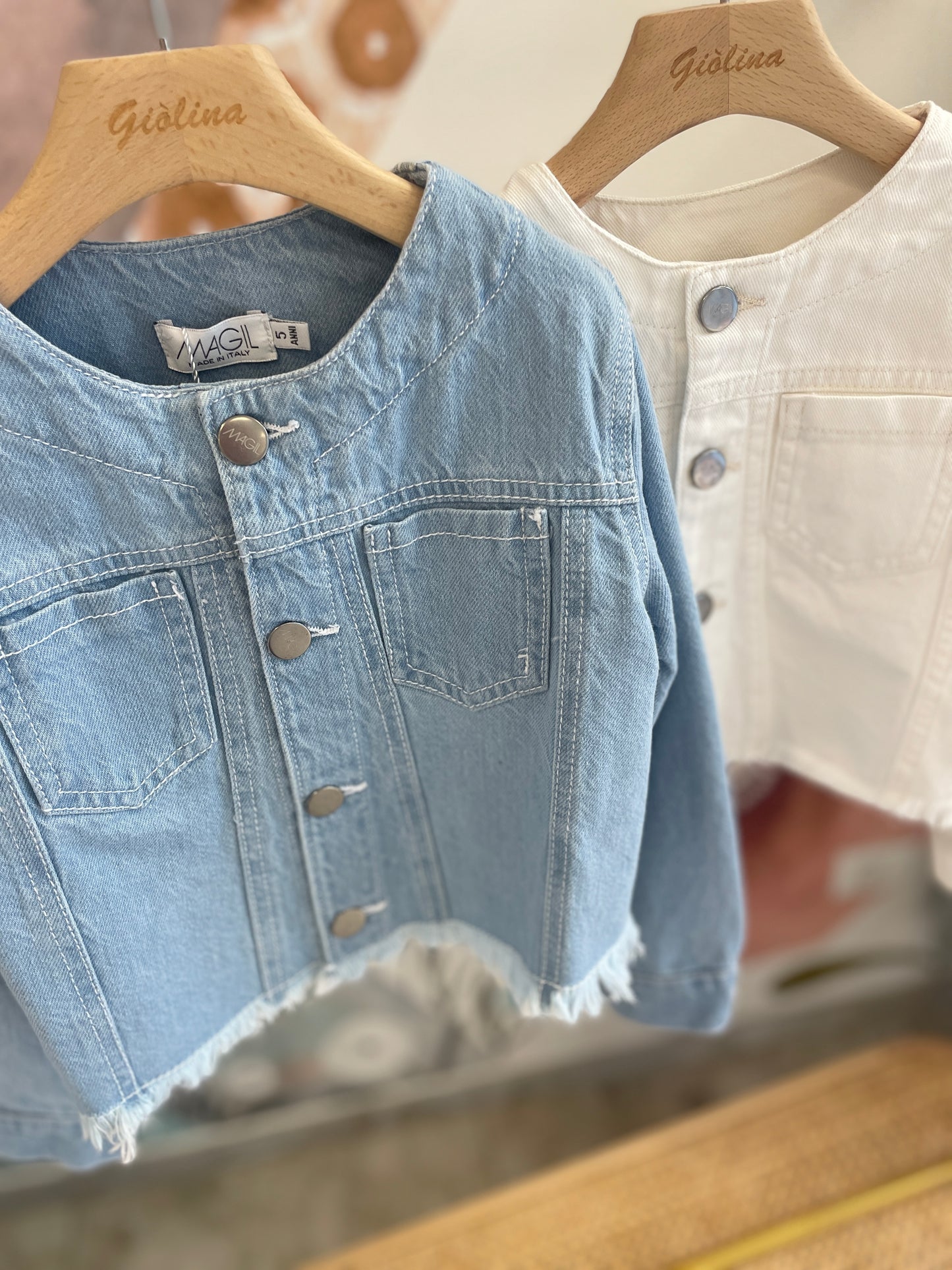 Giubbino jeans sfrangiato bianco e denim