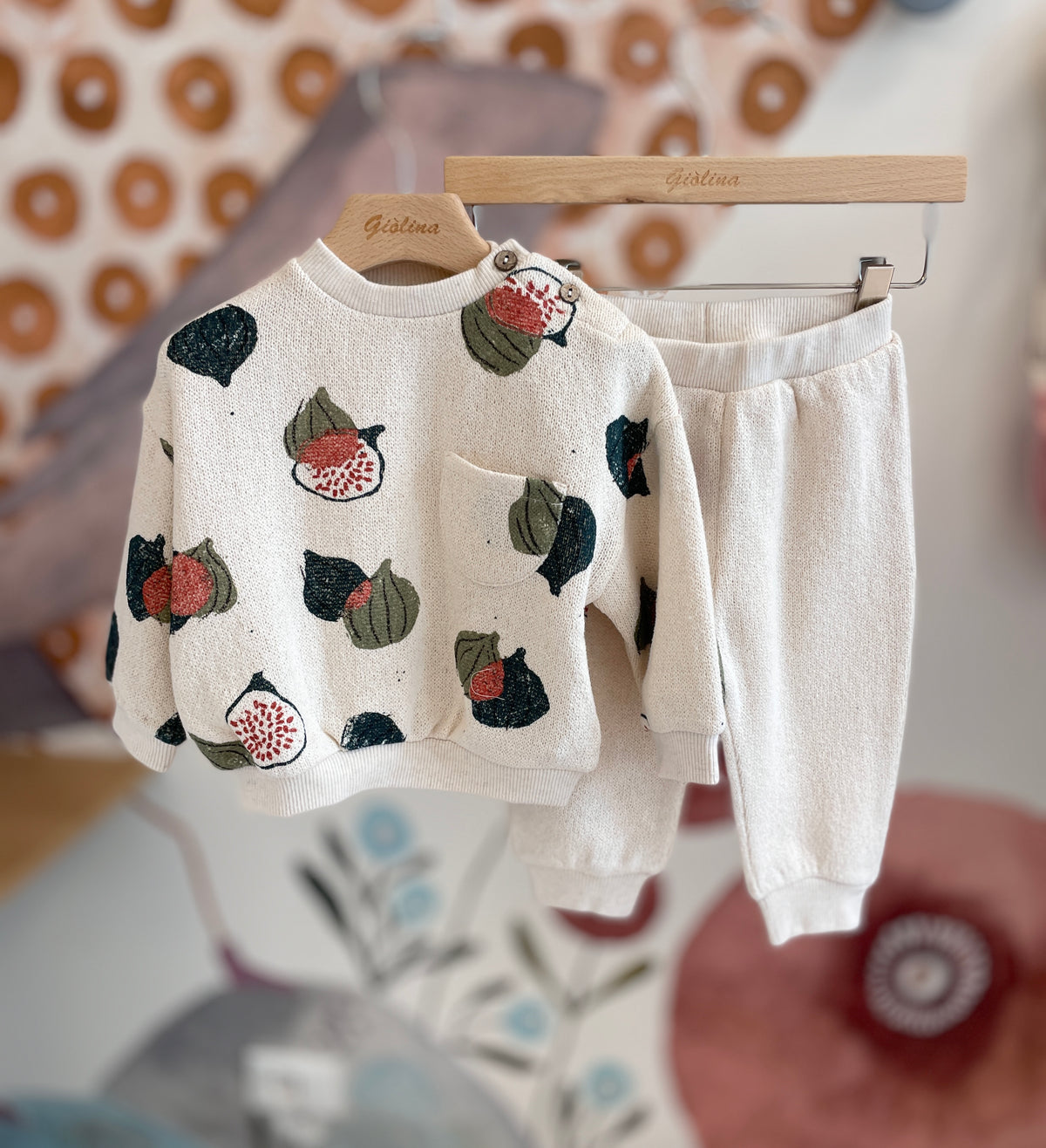 Felpa con taschino stampa fichi e pantalone ecru