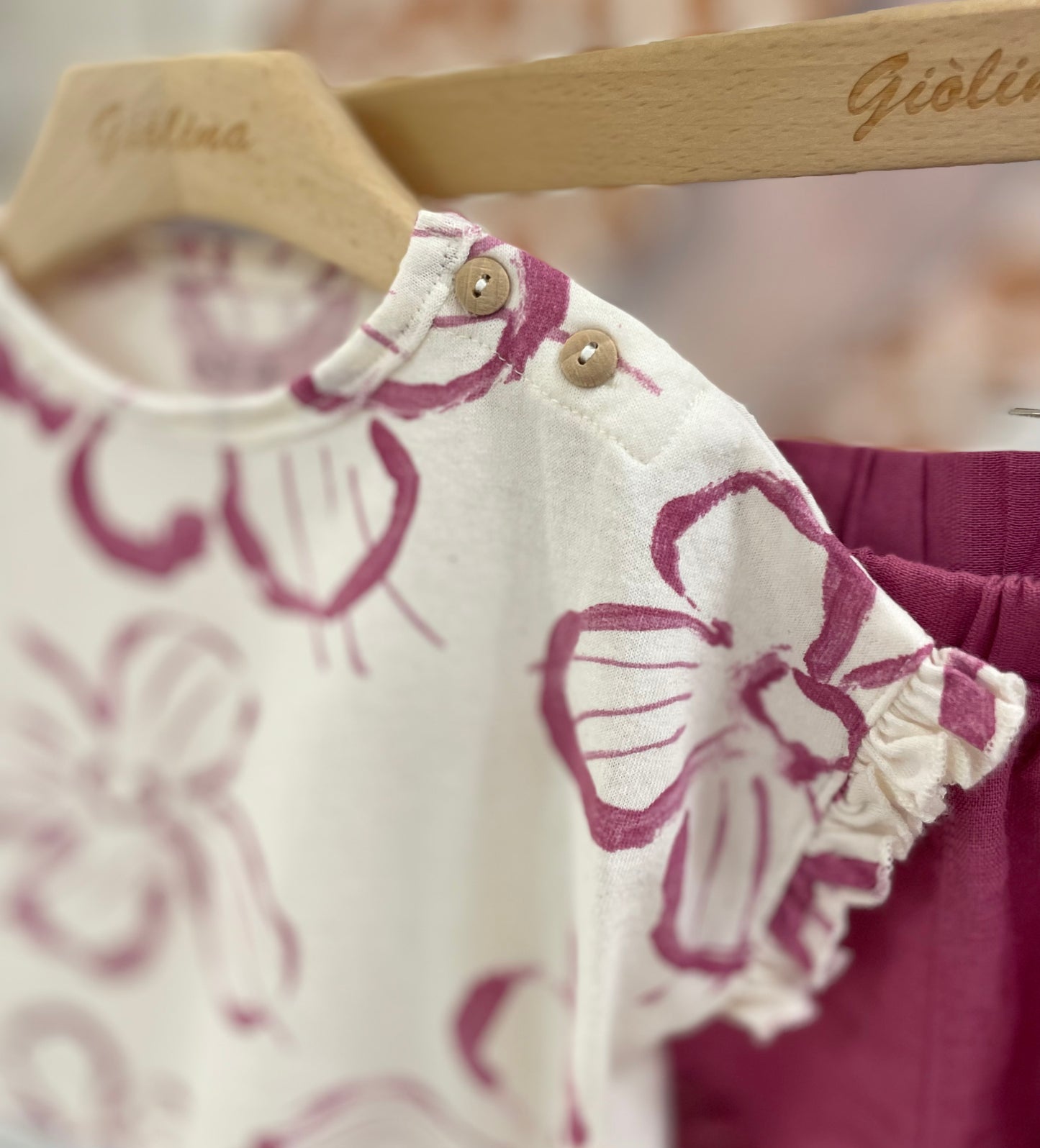 T-shirt stampa con fiori ciclamino con shorts