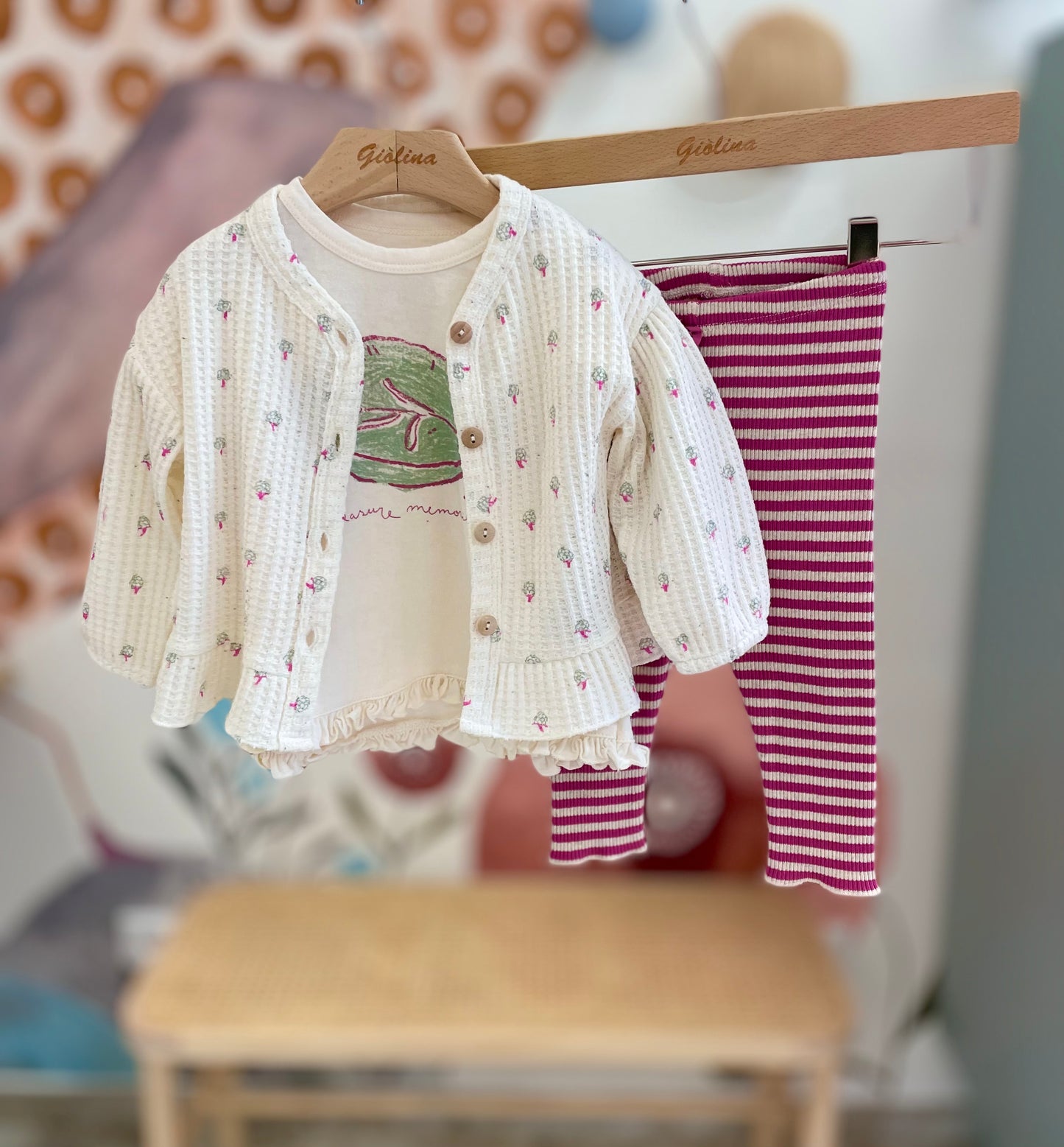 Completo t-shirt con leggings rigato e cardigan