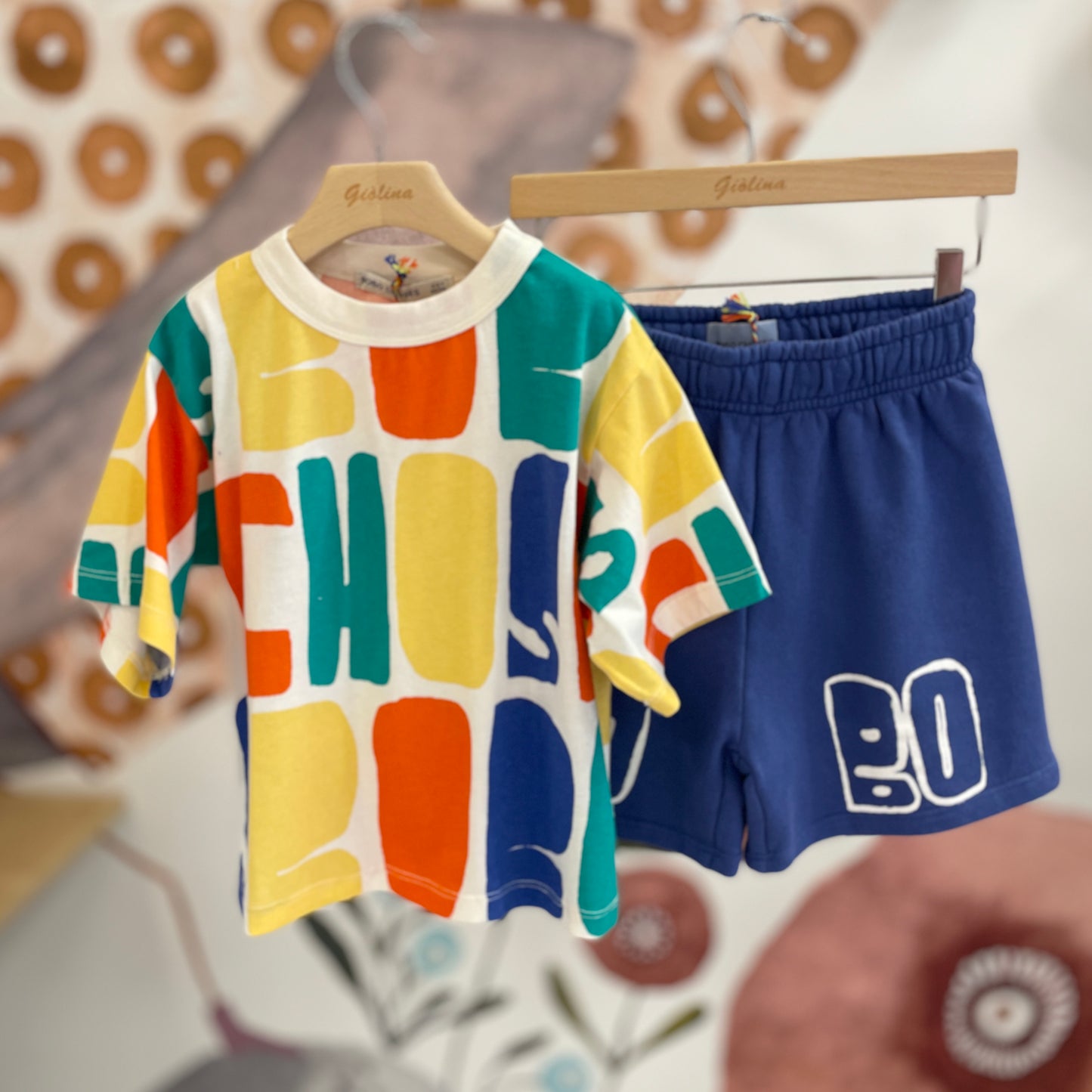 T-shirt logata con bermuda bluette