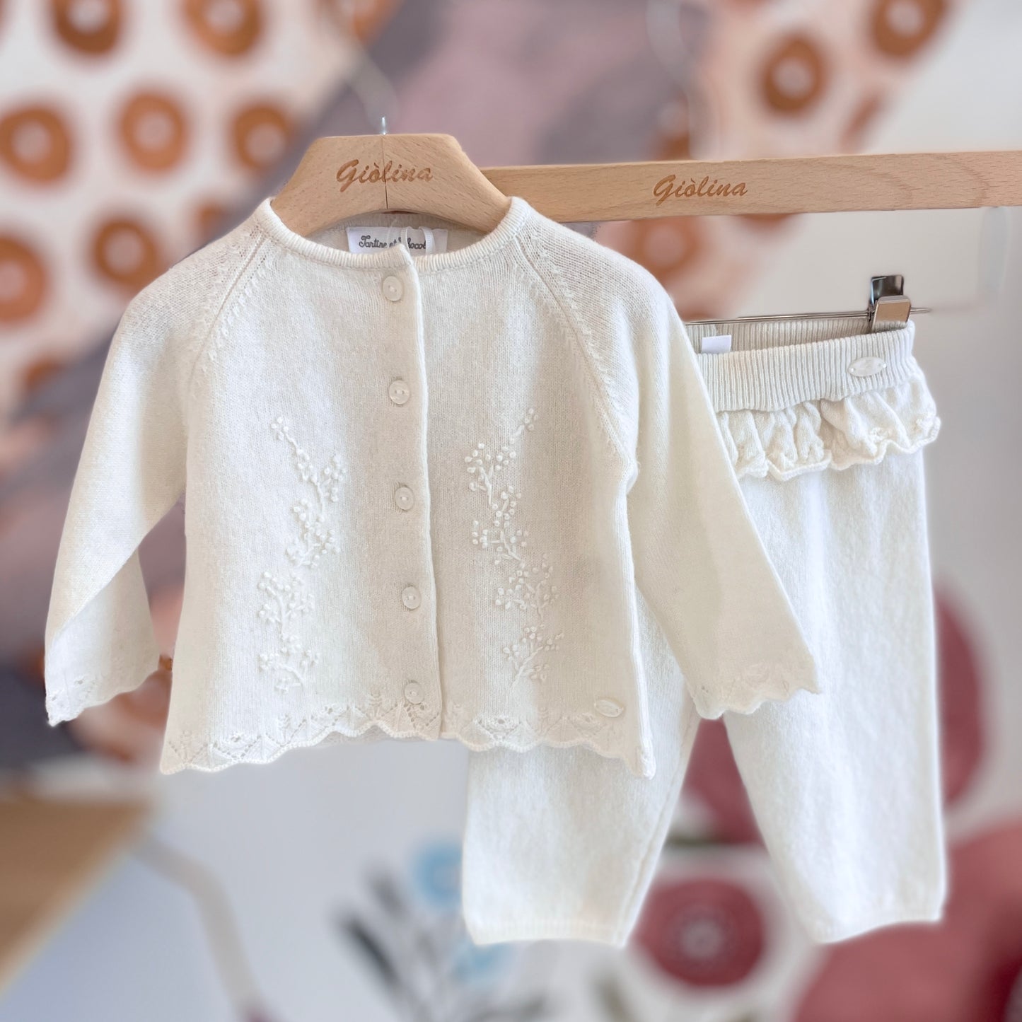 Completo latte cardigan e ghetta rouches