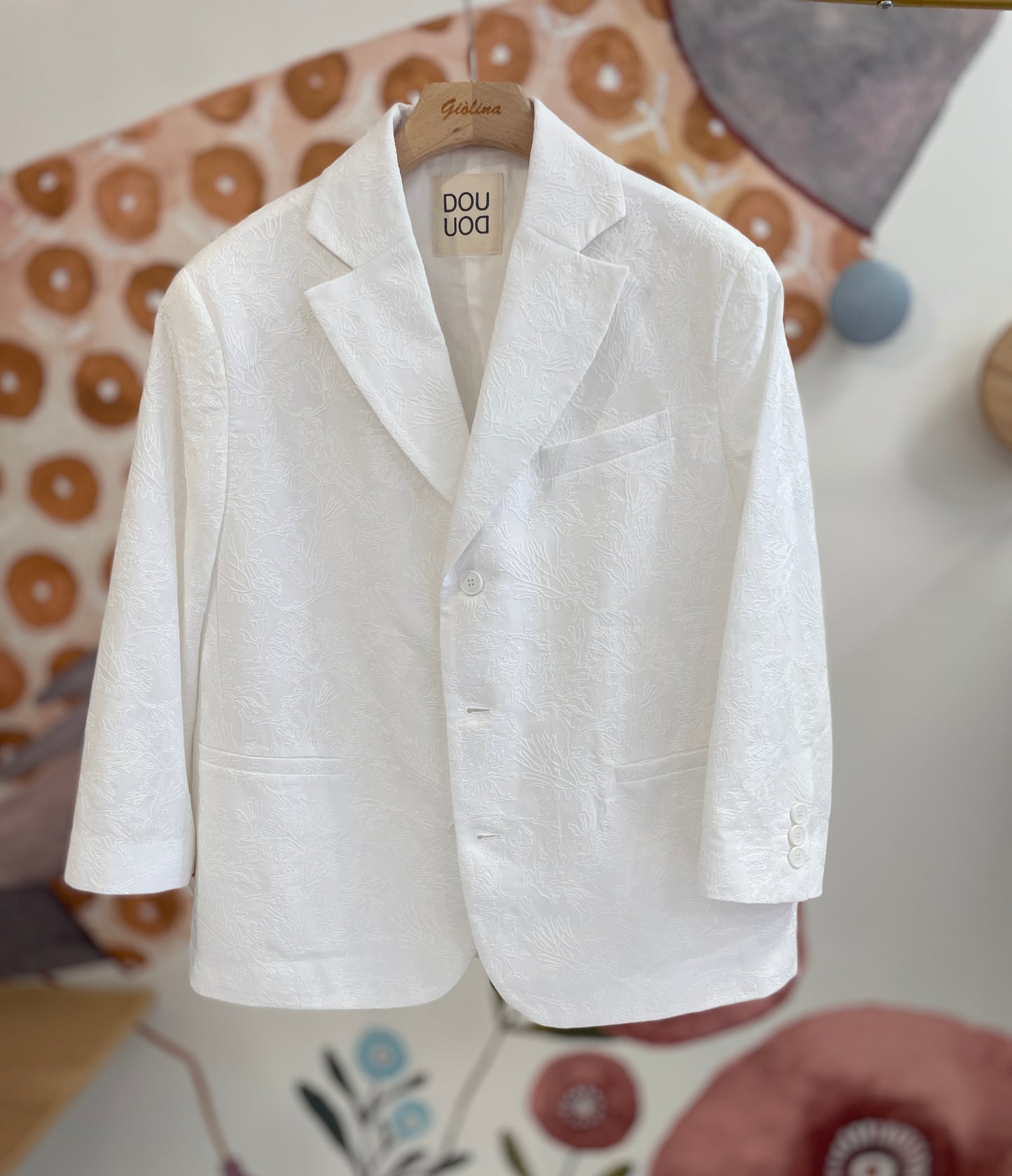 Giacca lavorata bianca con blusa ricamata e denim