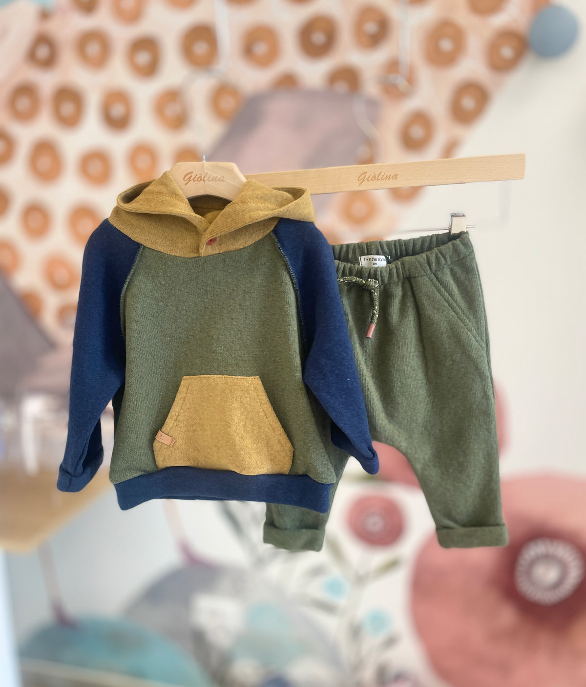 Completo felpa e pantalone kaki