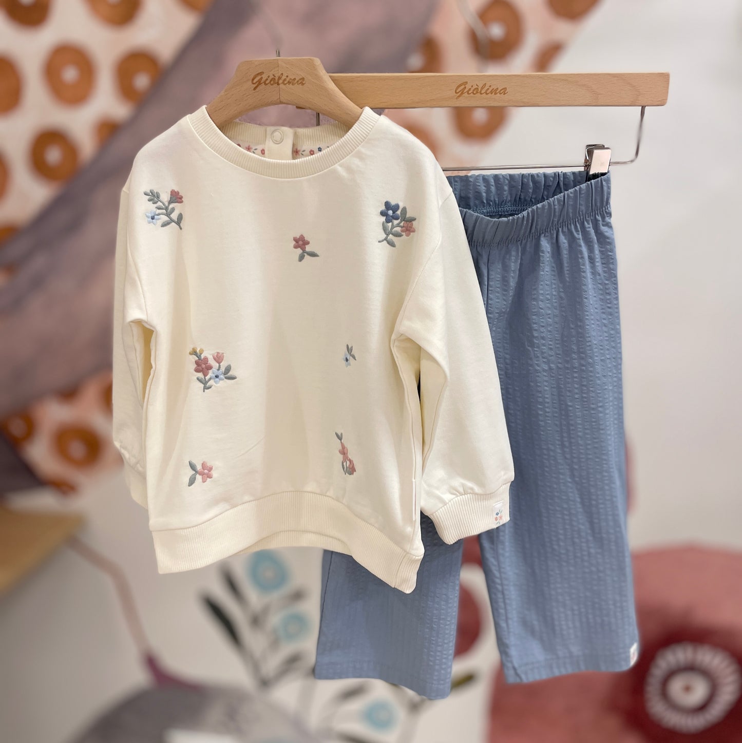 Completo azzurro in cotone seersucker e felpina latte ricamata
