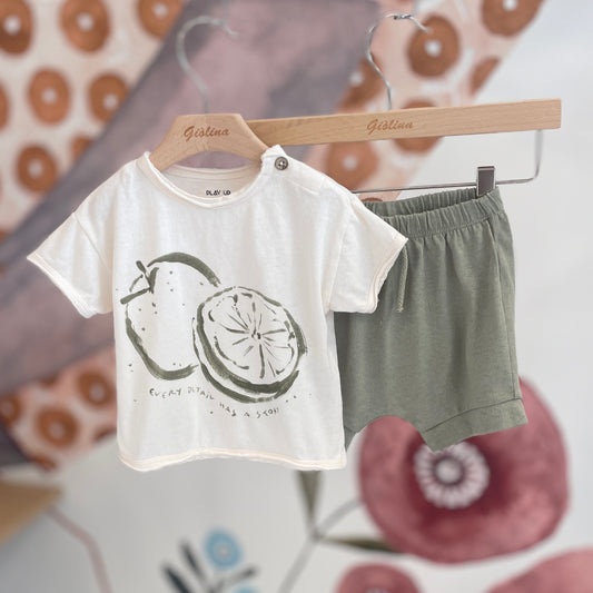 T-shirt stampa arancia con shorts verde