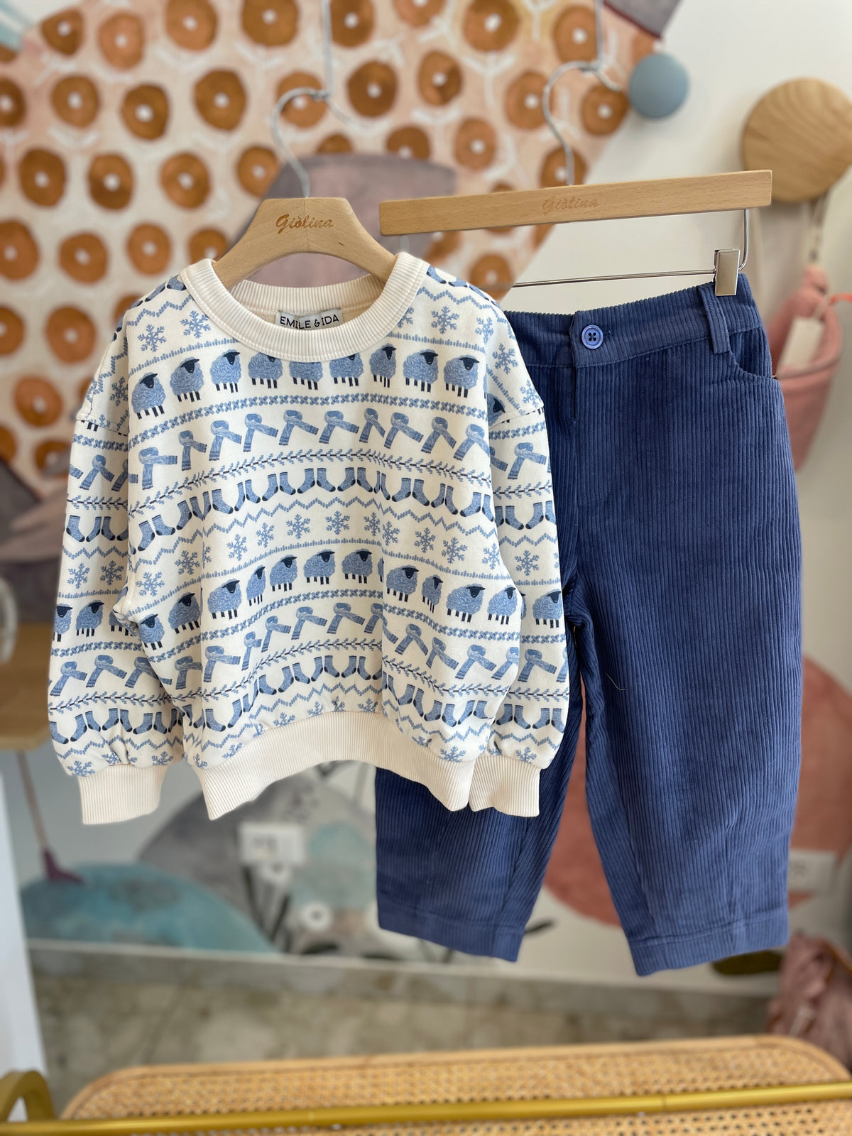 Felpa  stampa inverno con denim o pantalone velluto a coste
