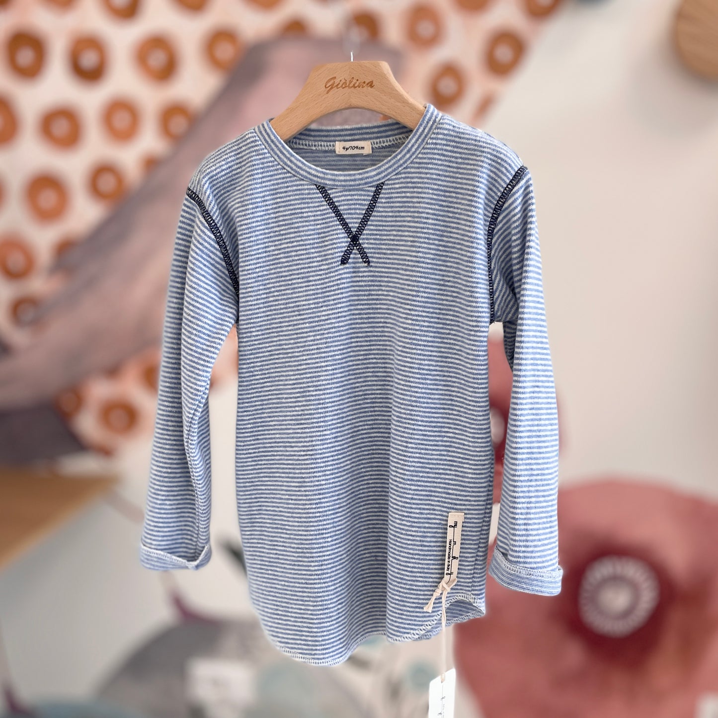 Cardigan con t-shirt rigata azzurra e pantalone beige