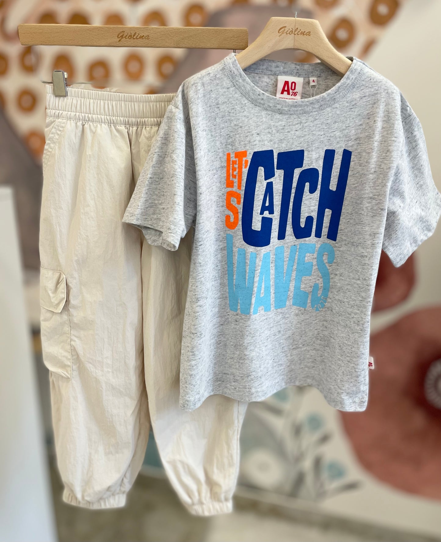 Felpa scritte fluo  t-shirt e pantalone cargo