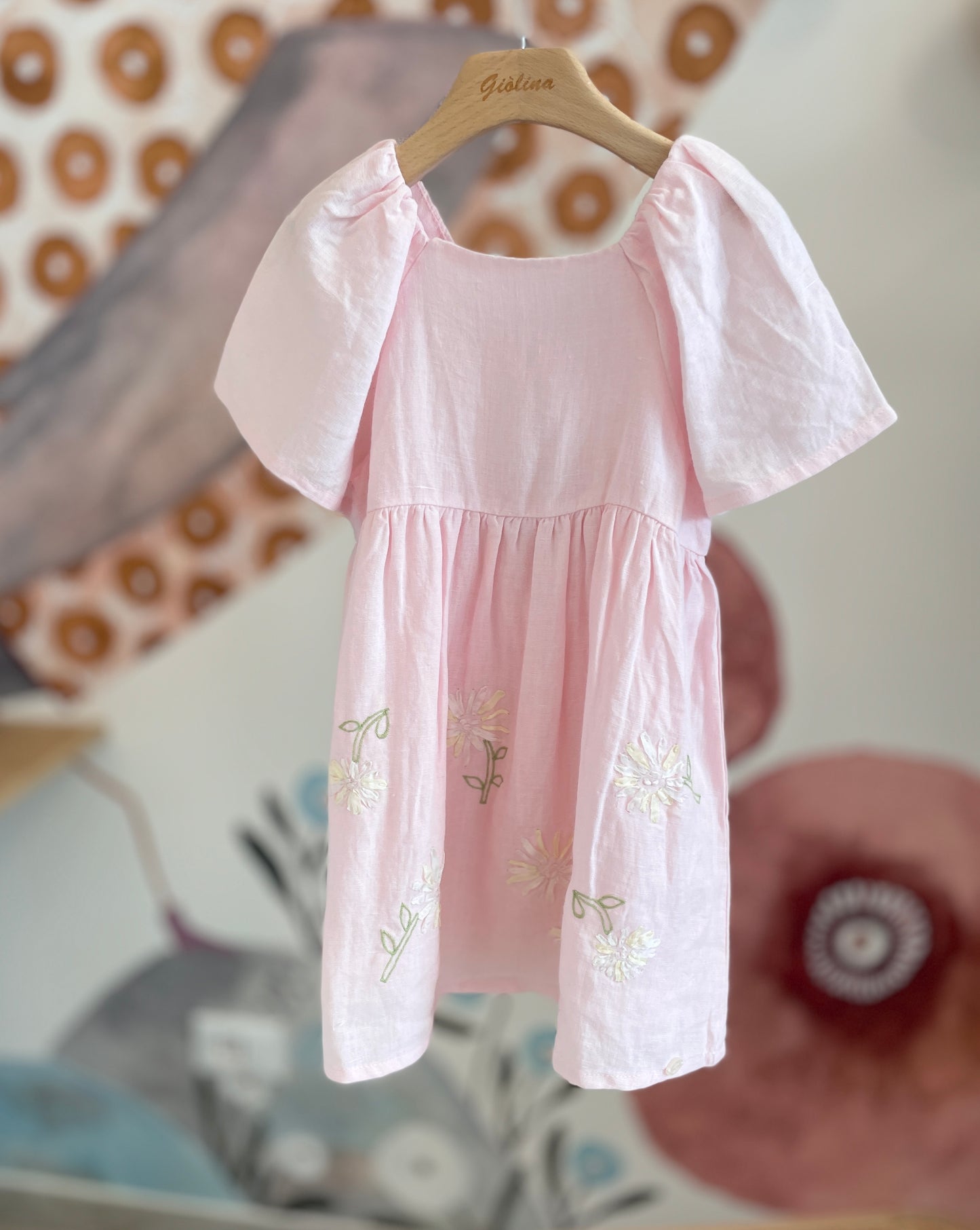 Abito rosa tenue in cotone e lino impreziosito da ricami
